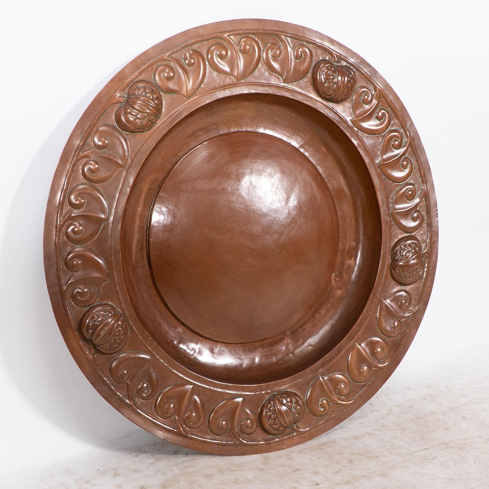A large Arts and Crafts hand formed copper charger with stylized decoration In Good Condition For Sale In London, GB