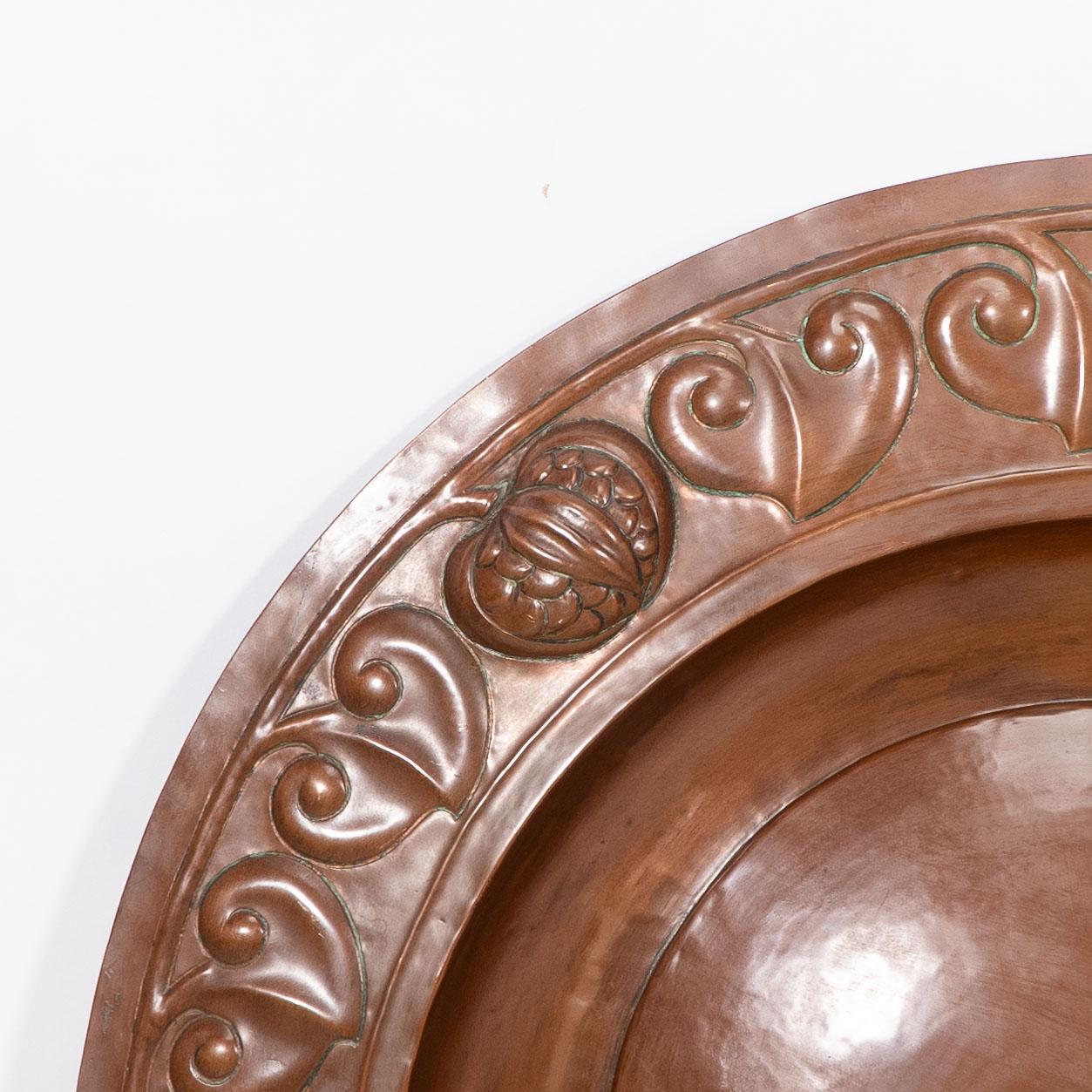 A large Arts and Crafts hand formed copper charger with stylized decoration For Sale 1
