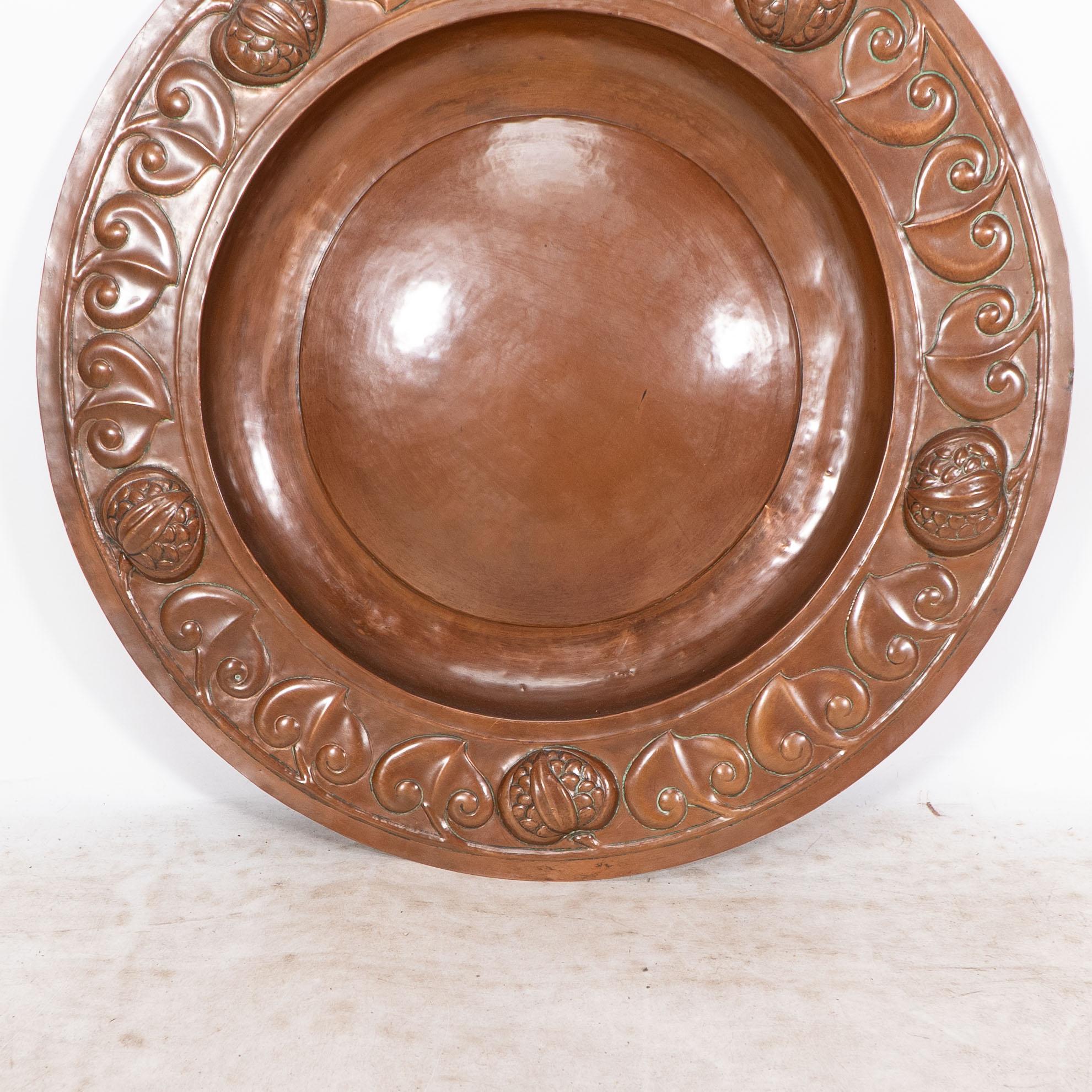 A large Arts and Crafts hand formed copper charger with stylized decoration For Sale 2