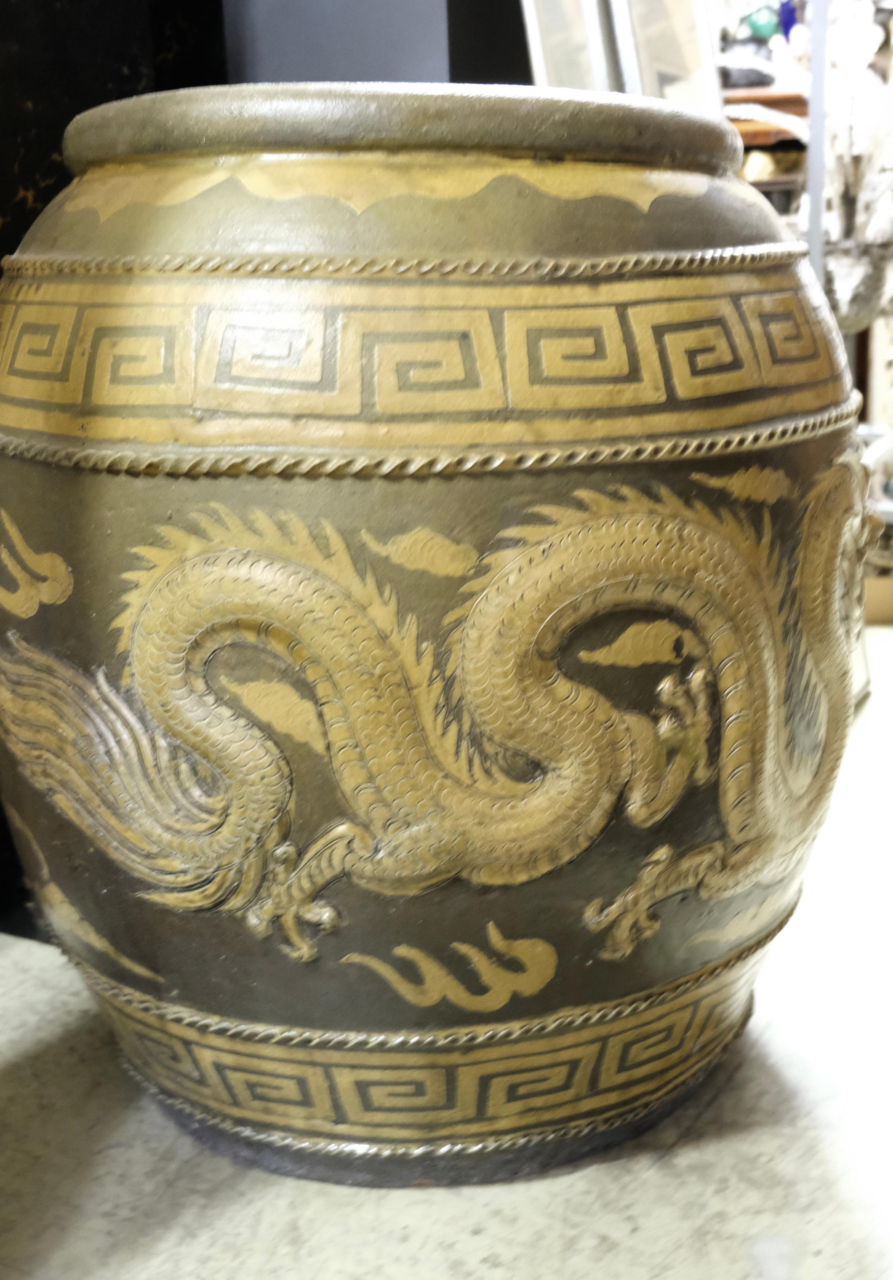 Große asiatische glasierte Urne mit Motiven von Drachen im Angebot 3