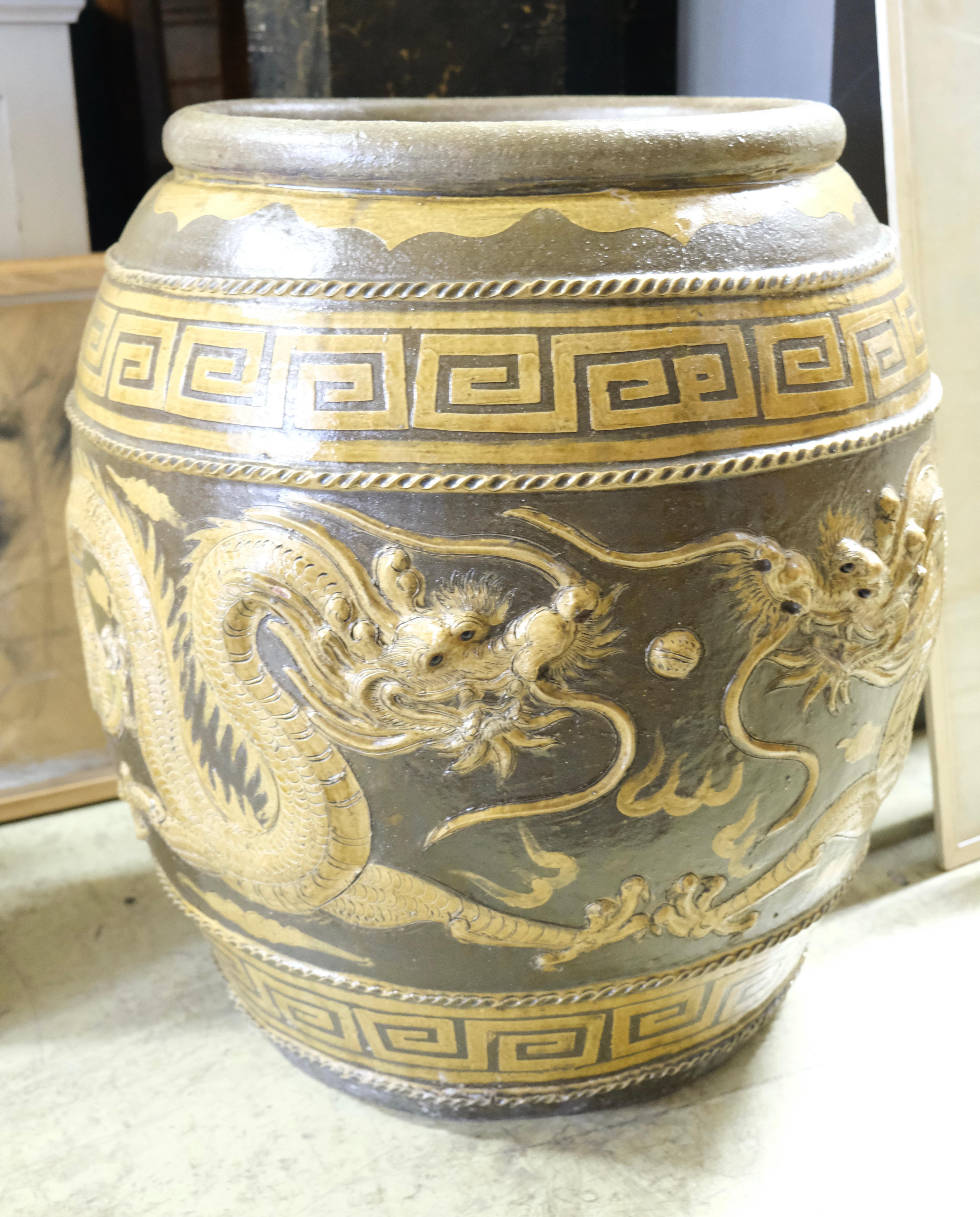 Große asiatische glasierte Urne mit Motiven von Drachen (Asiatisch) im Angebot