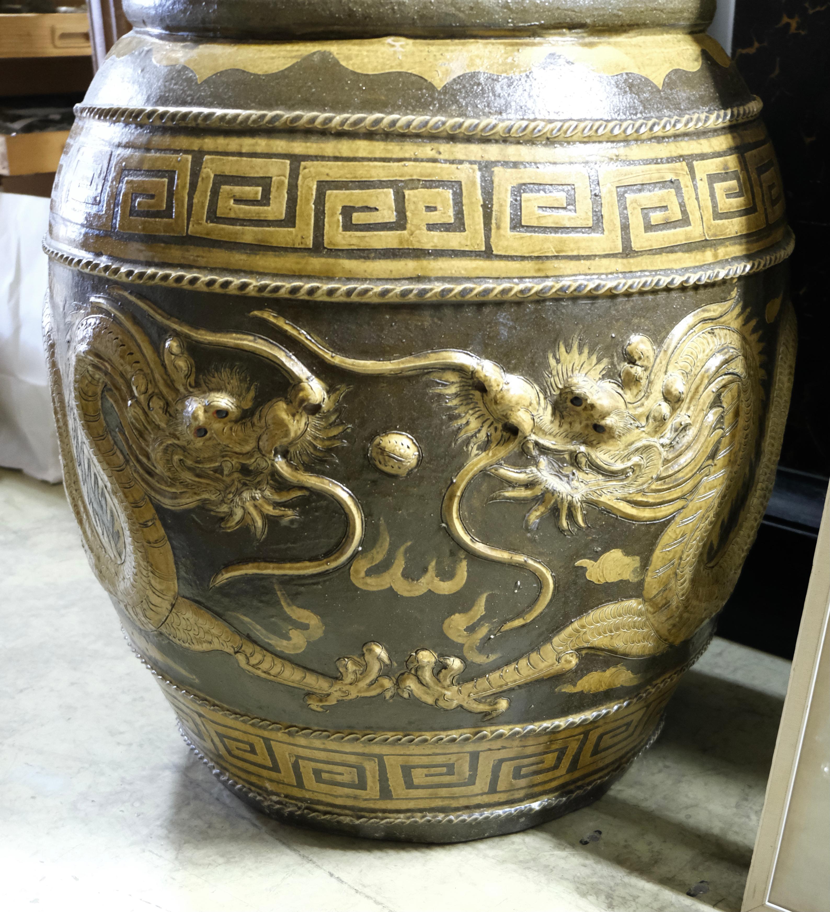 Große asiatische glasierte Urne mit Motiven von Drachen (Keramik) im Angebot