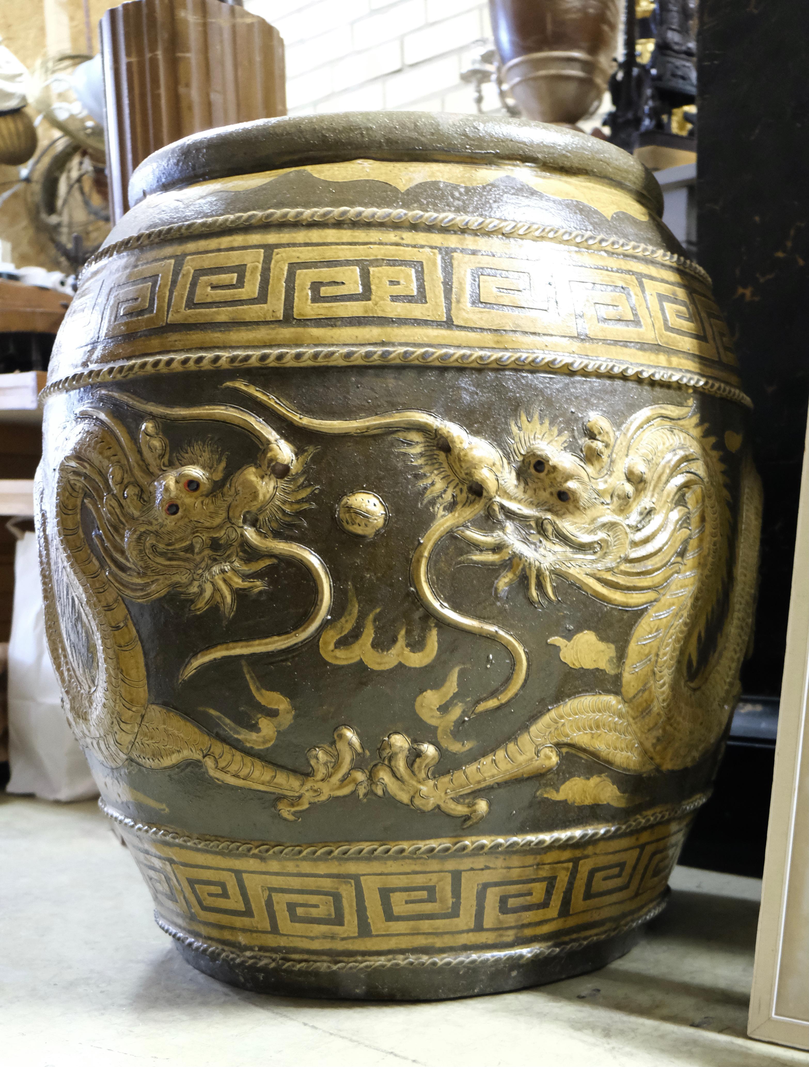 Große asiatische glasierte Urne mit Motiven von Drachen im Angebot 1