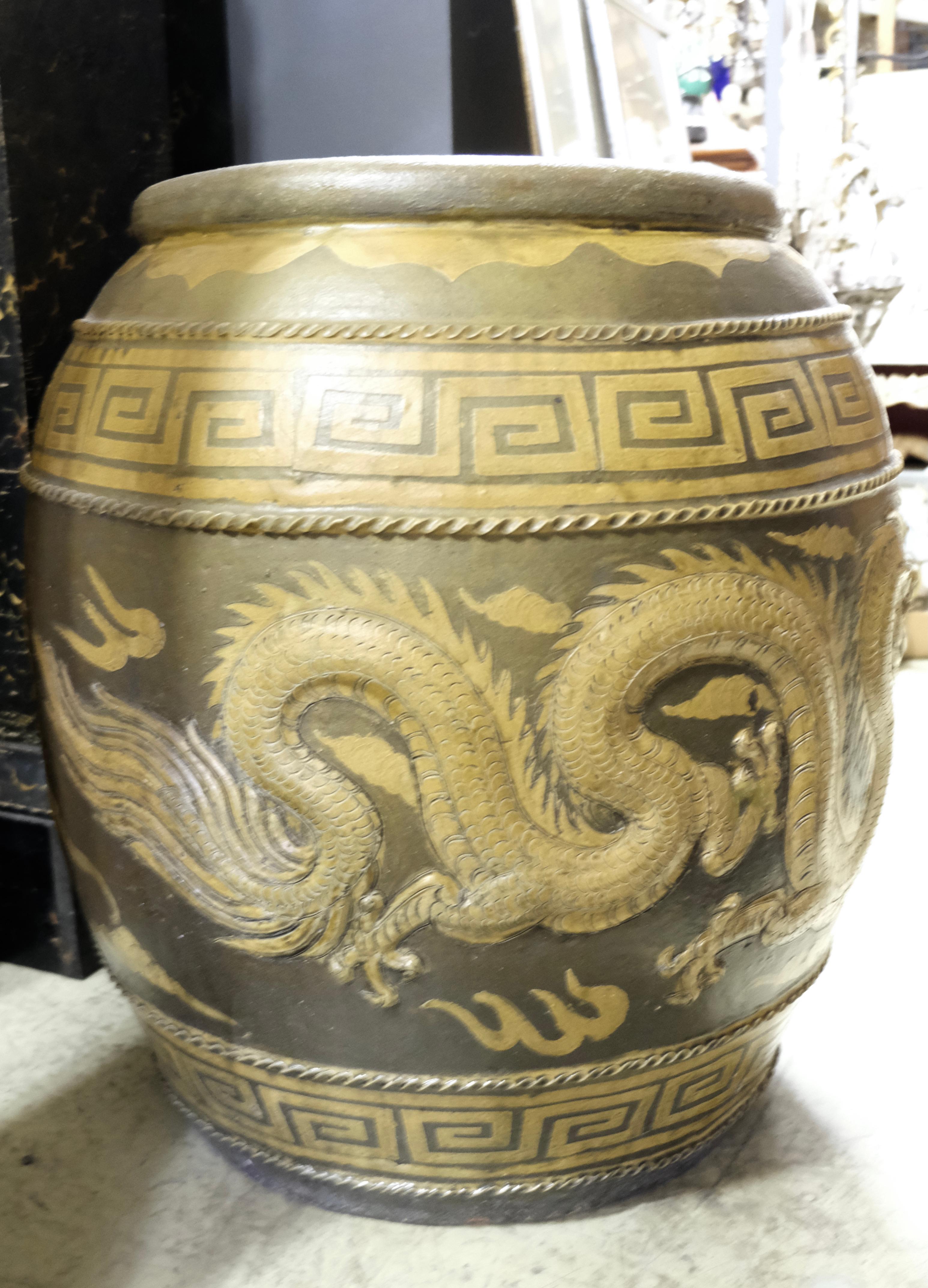 Große asiatische glasierte Urne mit Motiven von Drachen im Angebot 2