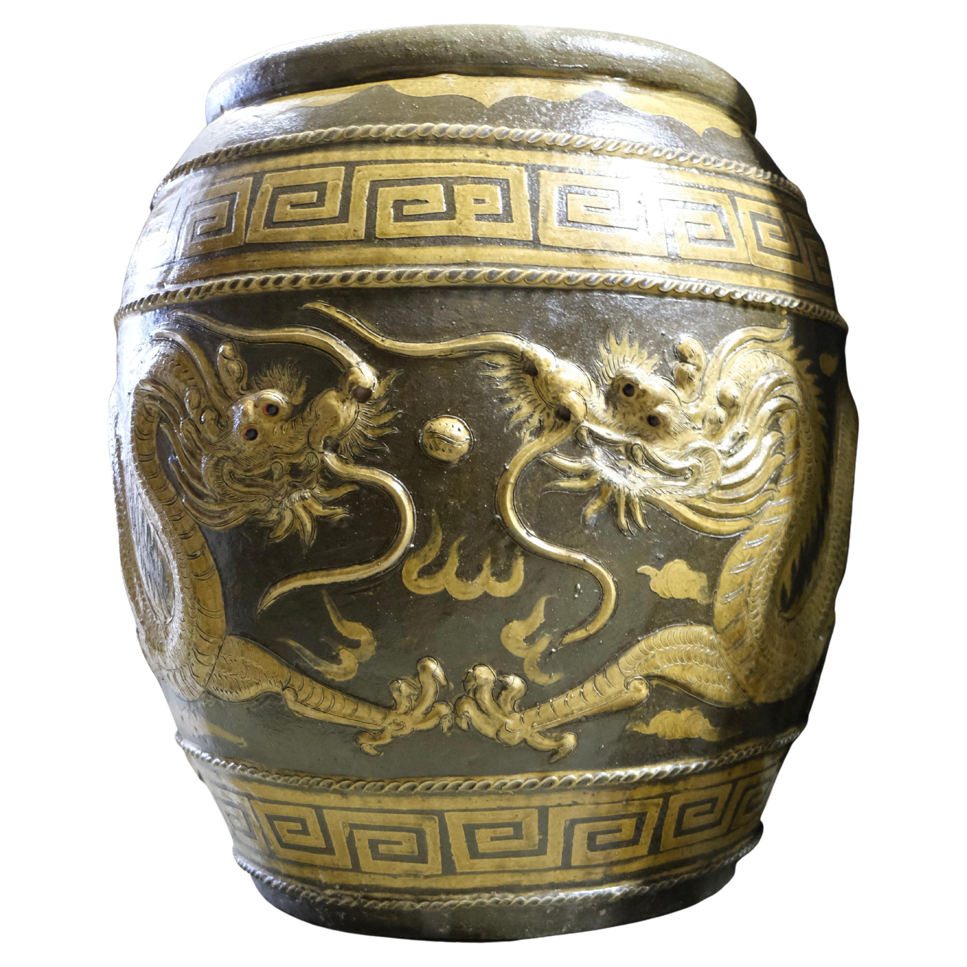 Große asiatische glasierte Urne mit Motiven von Drachen