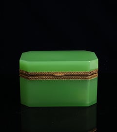 Grande boîte rectangulaire en cristal opalin vert de Baccarat montée sur bronze doré