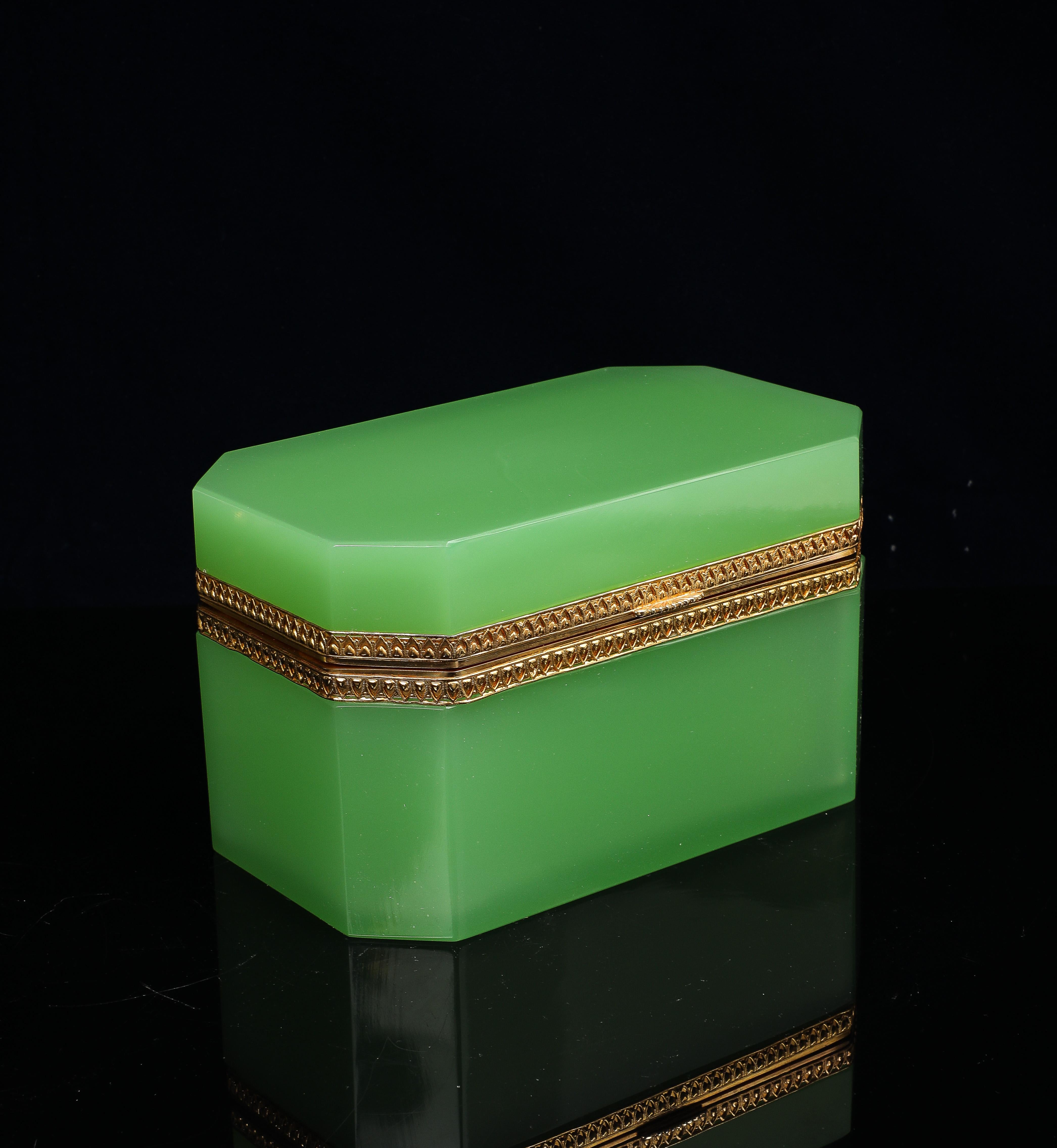 Große Baccarat Grüner Opalinkristall Vergoldete Bronze Montierte Rechteckige Dose (Louis XVI.) im Angebot