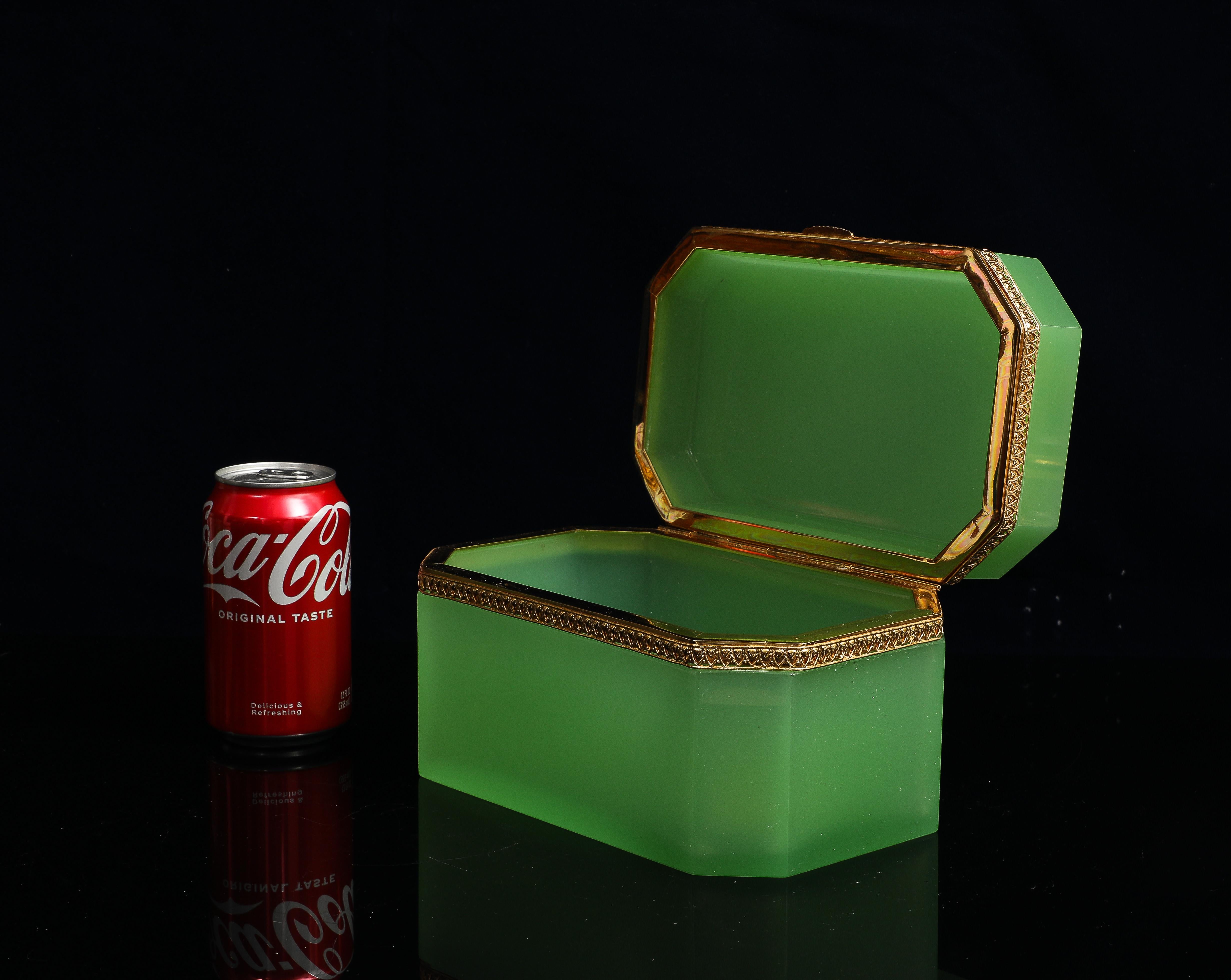 Große Baccarat Grüner Opalinkristall Vergoldete Bronze Montierte Rechteckige Dose (Französisch) im Angebot