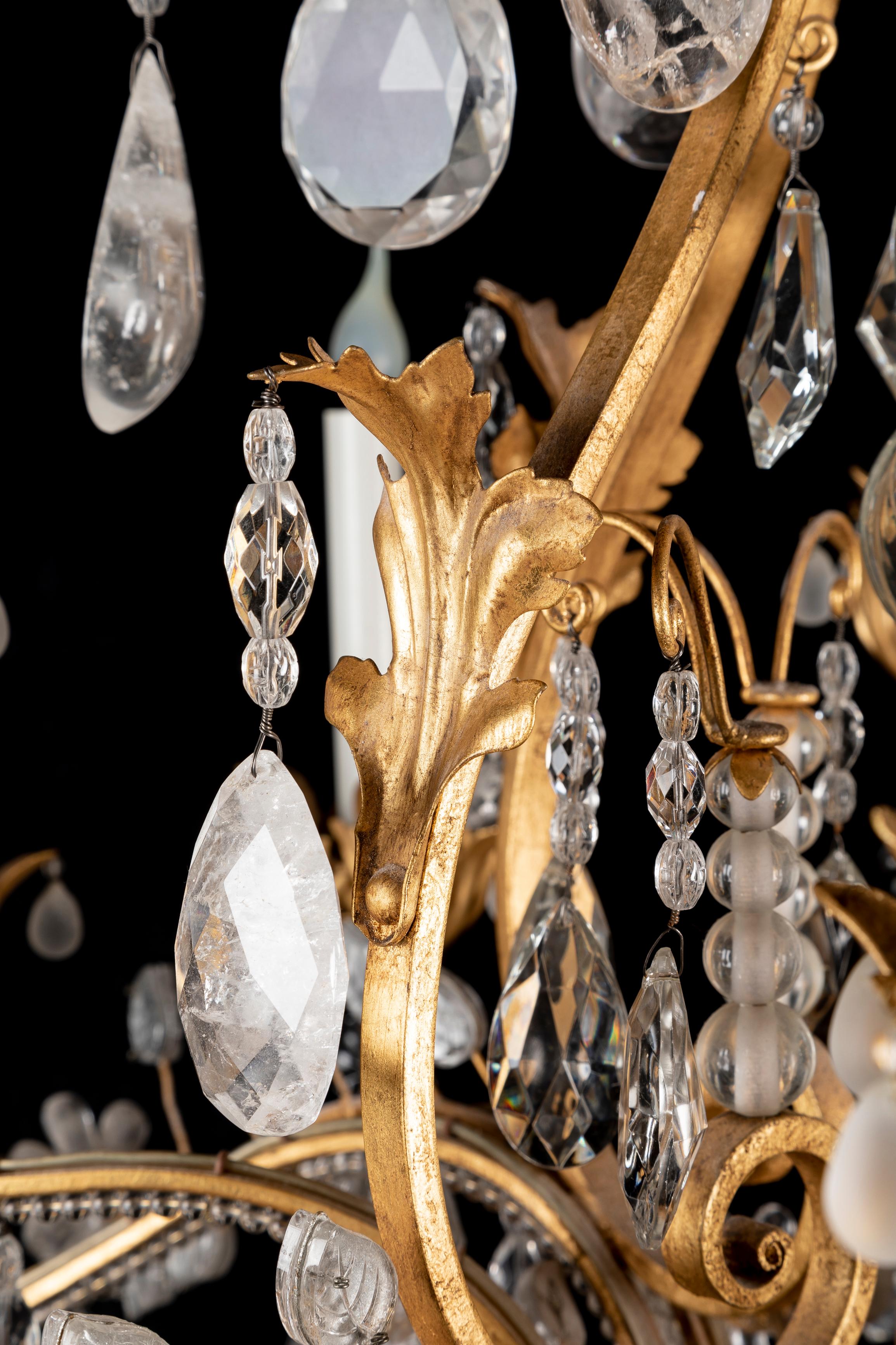 Grand lustre de style Louis XVI en cristal de roche taillé et doré de Bagues  en vente 10