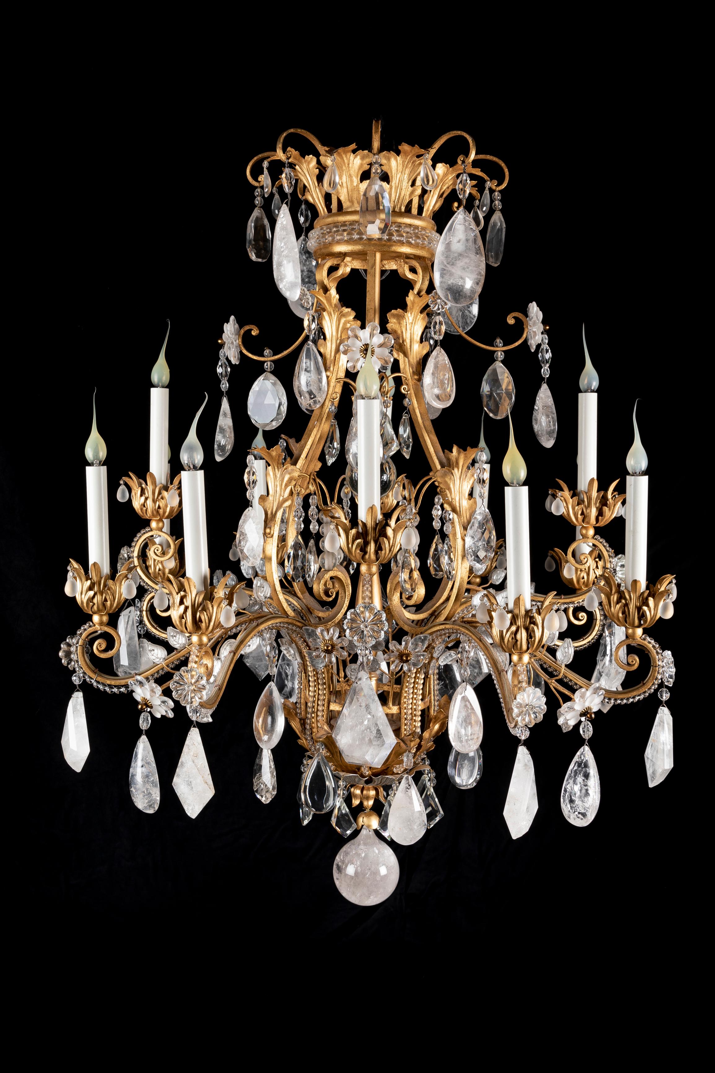 Grand lustre de style Louis XVI en cristal de roche taillé, doré et argenté et en cristal à trois niveaux de lumière, aux détails exquis, à la manière de la Maison Bagues. Ce lustre inhabituel en forme de cage est orné de grands prismes en cristal
