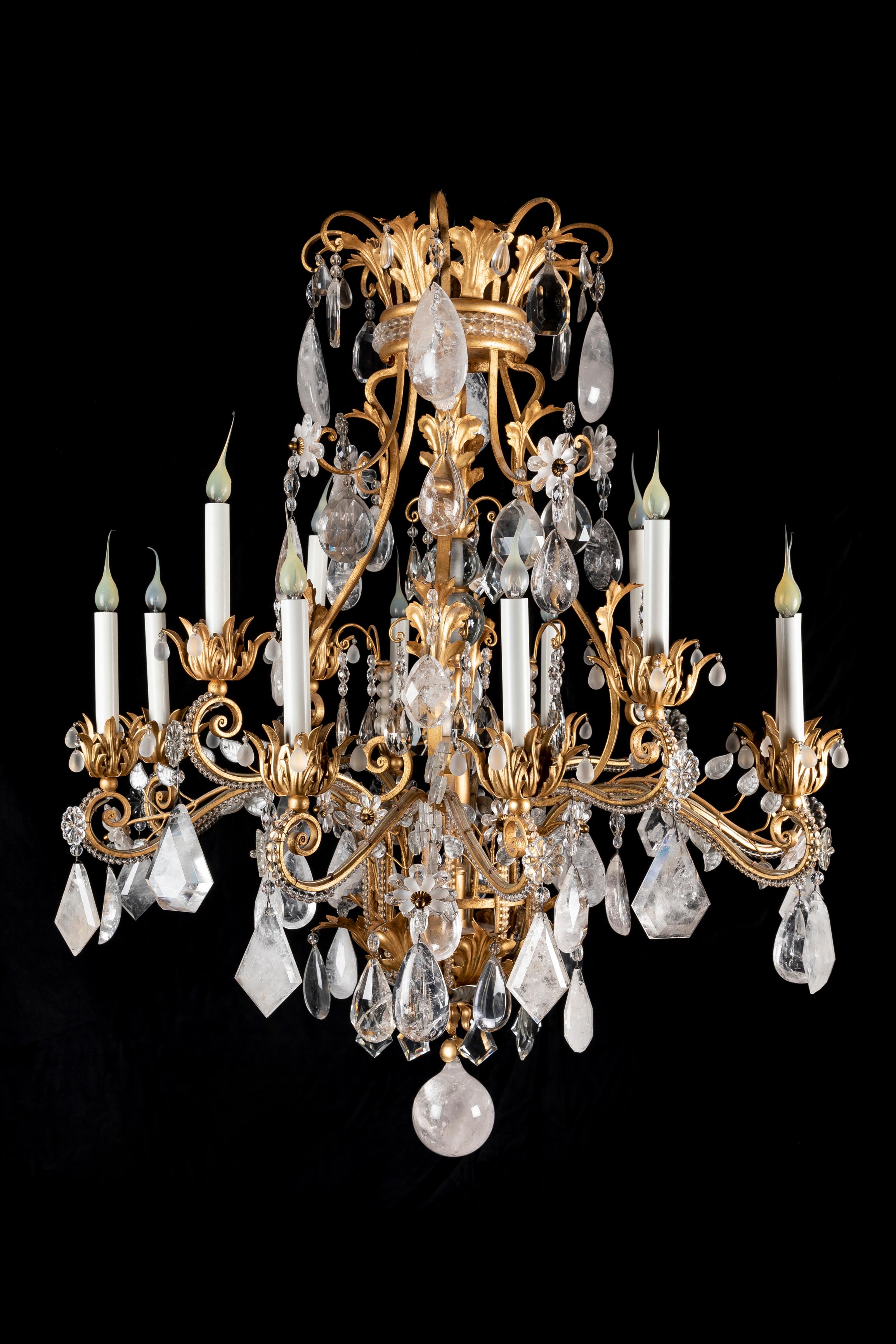 Français Grand lustre de style Louis XVI en cristal de roche taillé et doré de Bagues  en vente