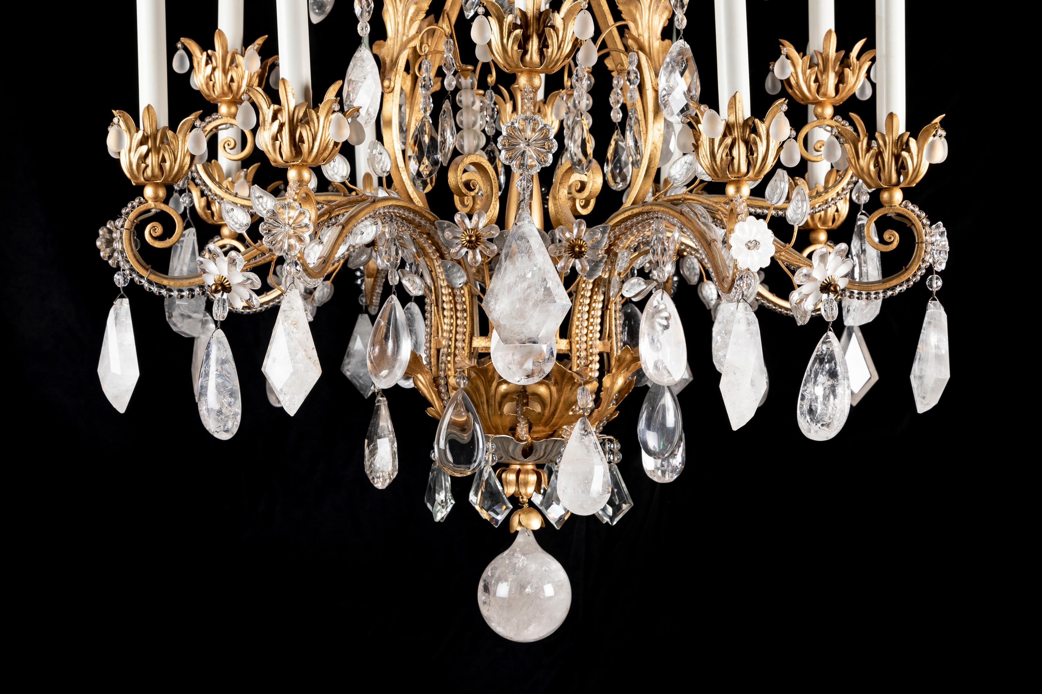 Grand lustre de style Louis XVI en cristal de roche taillé et doré de Bagues  Bon état - En vente à New York, NY