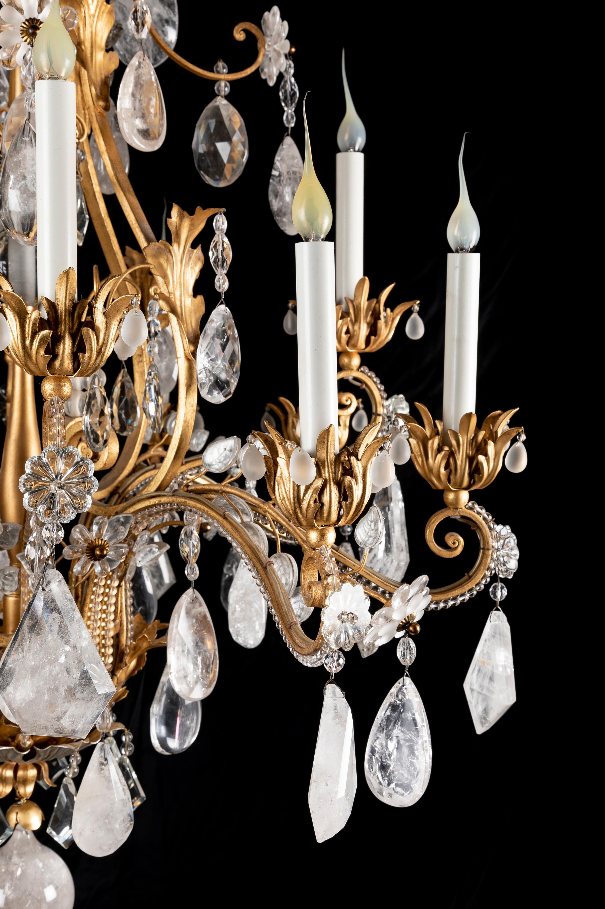 20ième siècle Grand lustre de style Louis XVI en cristal de roche taillé et doré de Bagues  en vente