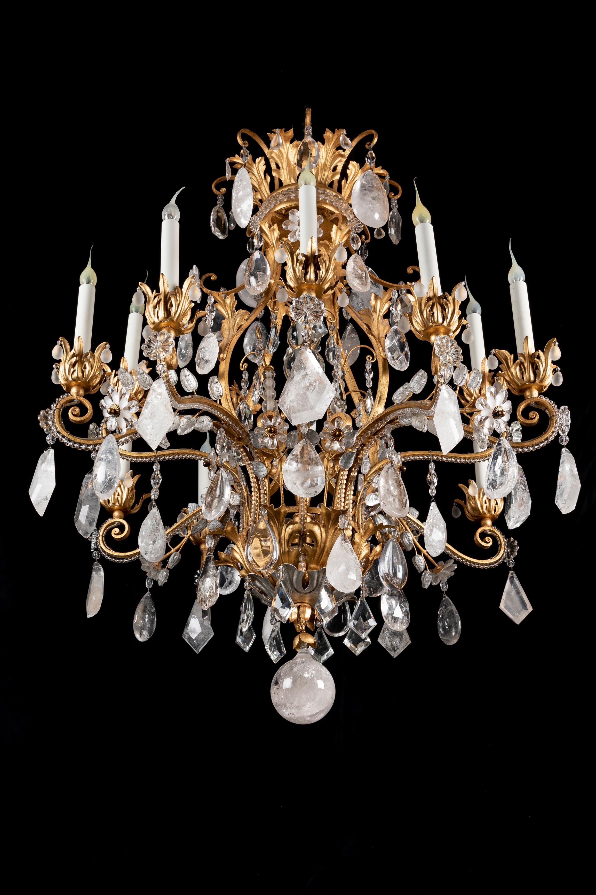 Cristal Grand lustre de style Louis XVI en cristal de roche taillé et doré de Bagues  en vente