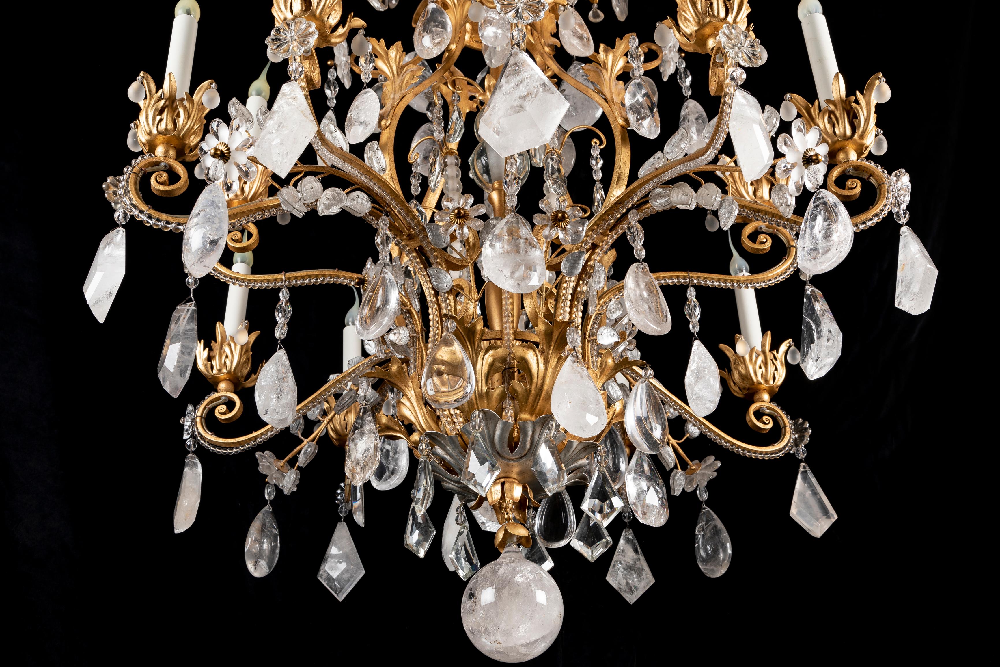 Grand lustre de style Louis XVI en cristal de roche taillé et doré de Bagues  en vente 2
