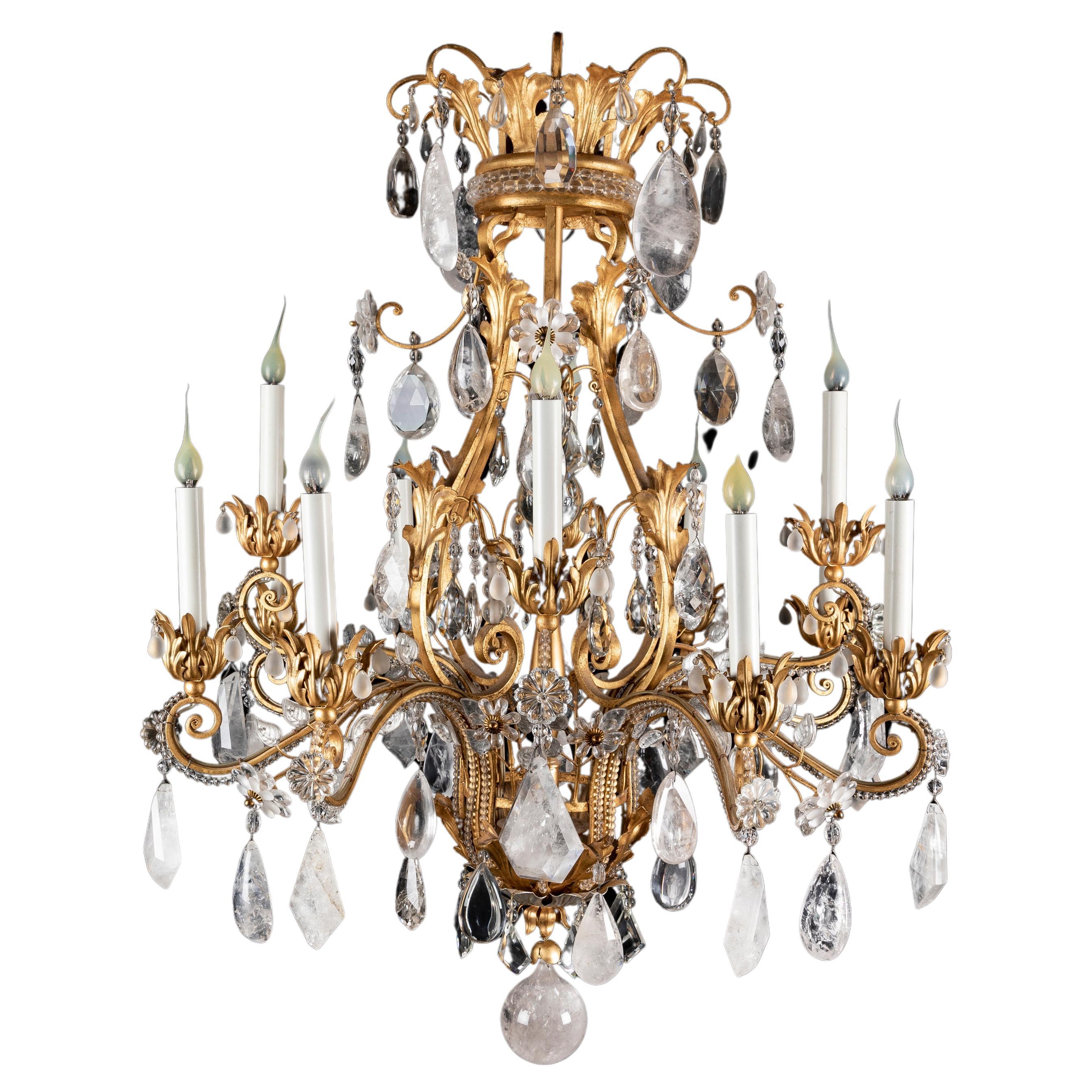 Grand lustre de style Louis XVI en cristal de roche taillé et doré de Bagues 