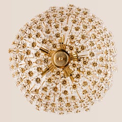 Un grand luminaire semi-encastré de style « Bagues »