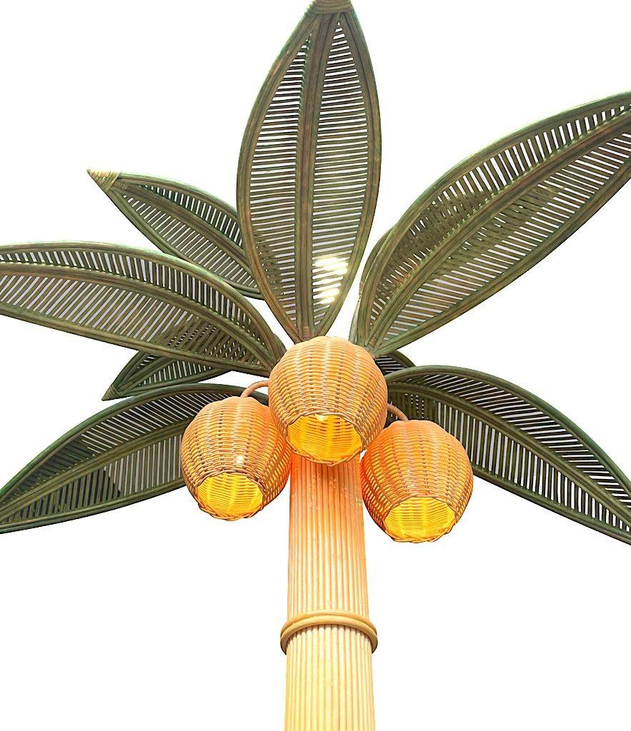 Un grand lampadaire en bambou avec des feuilles vertes et des lumières en noix de coco. en vente 8