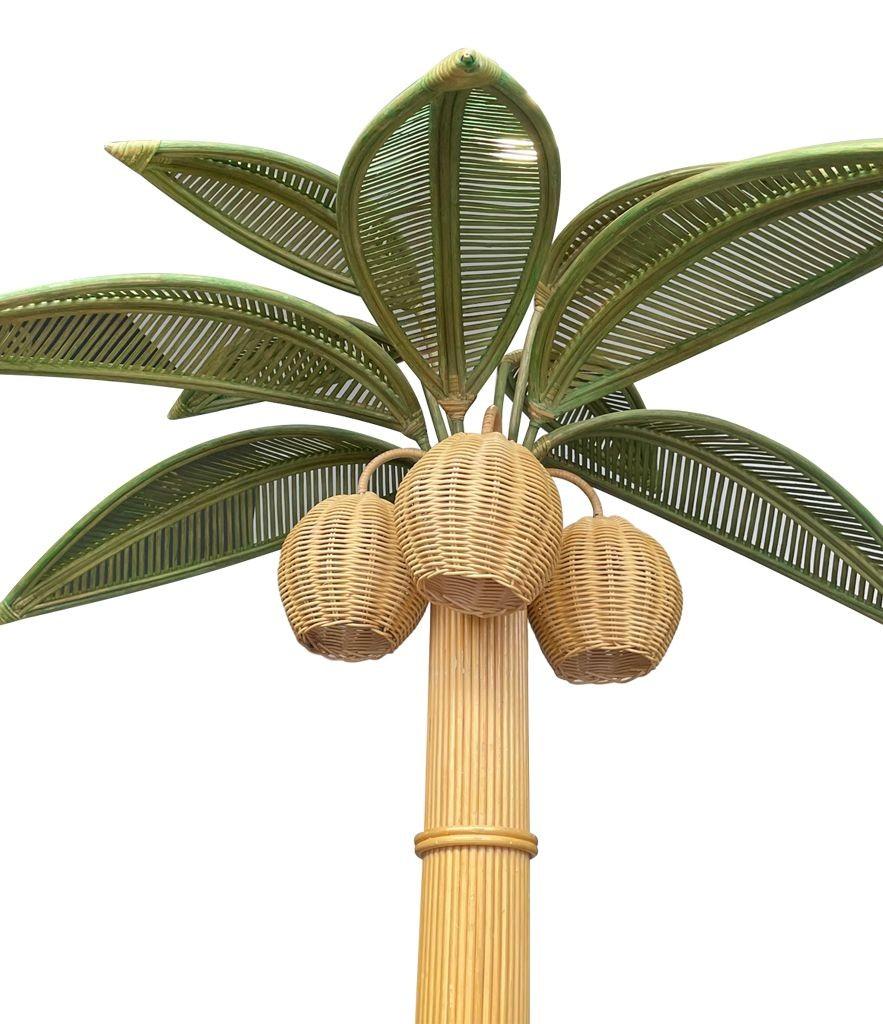 Un grand lampadaire en bambou avec des feuilles vertes et des lumières en noix de coco. en vente 10