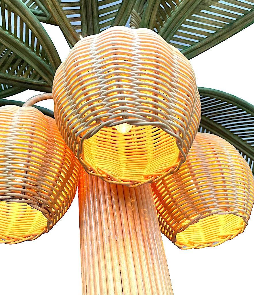 Un grand lampadaire en bambou avec des feuilles vertes et des lumières en noix de coco. en vente 1