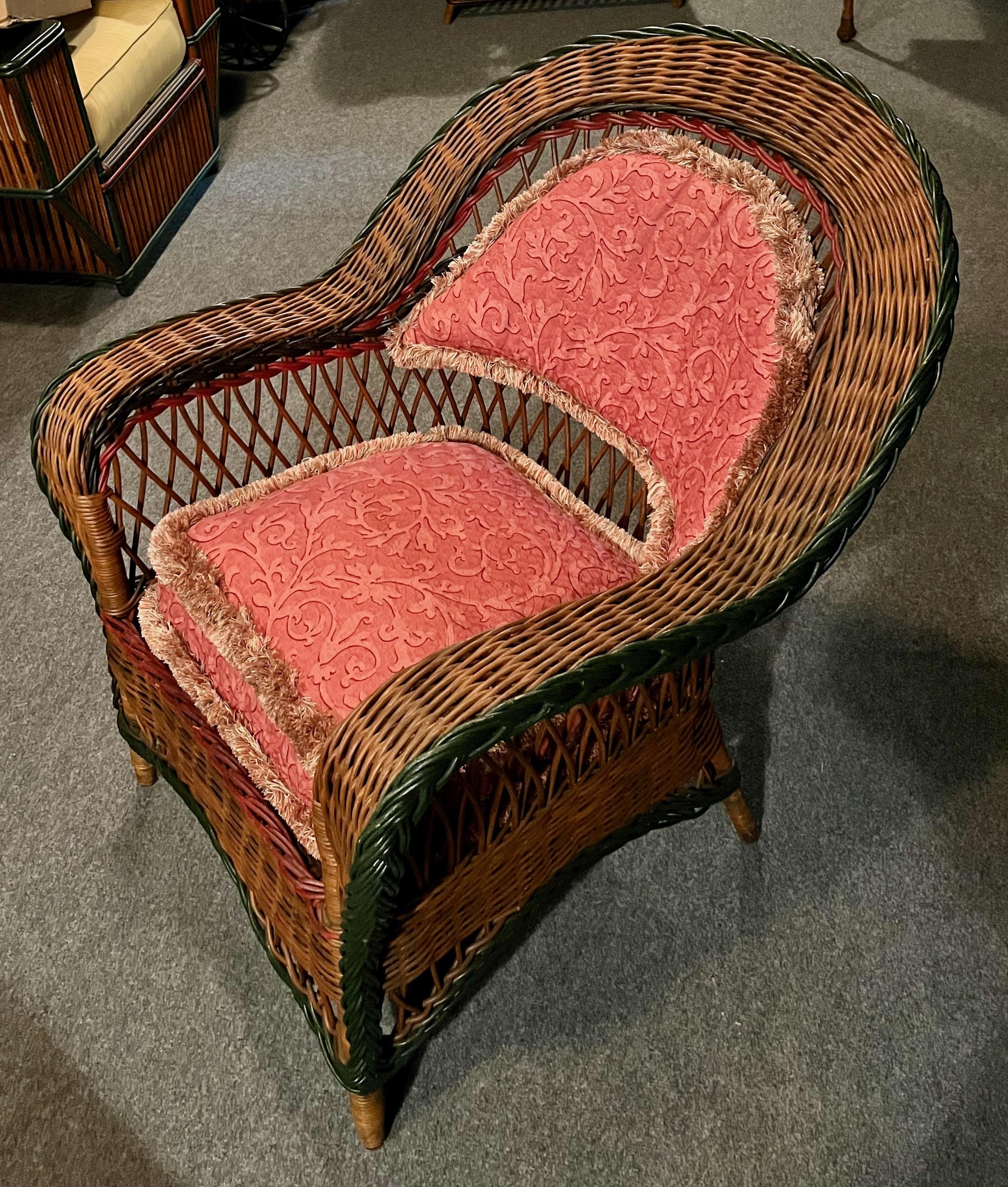 Sessel im Bar Harbor-Stil aus Korbgeflecht in natürlicher Ausführung mit farbigen Verzierungen und Flechtwerk in Grün, Rot und Schwarz, amerikanisch .C..1910, zugeschrieben The Heywood Wakefield Company of Gardner, Ma. Dieser große, einzigartige