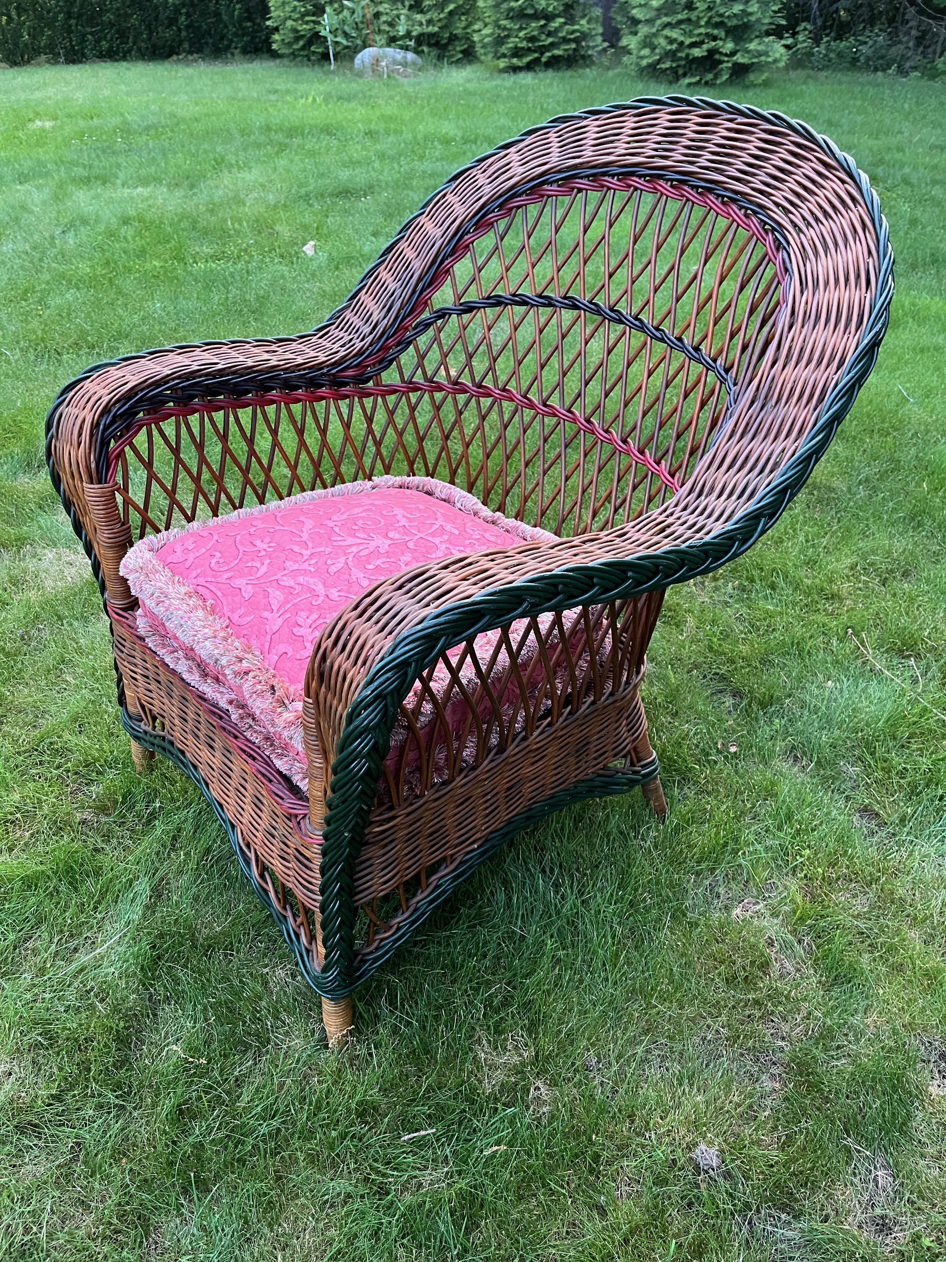 Ein großer Bar Harbor Stil Wicker Arm Stuhl (amerikanisch) im Angebot