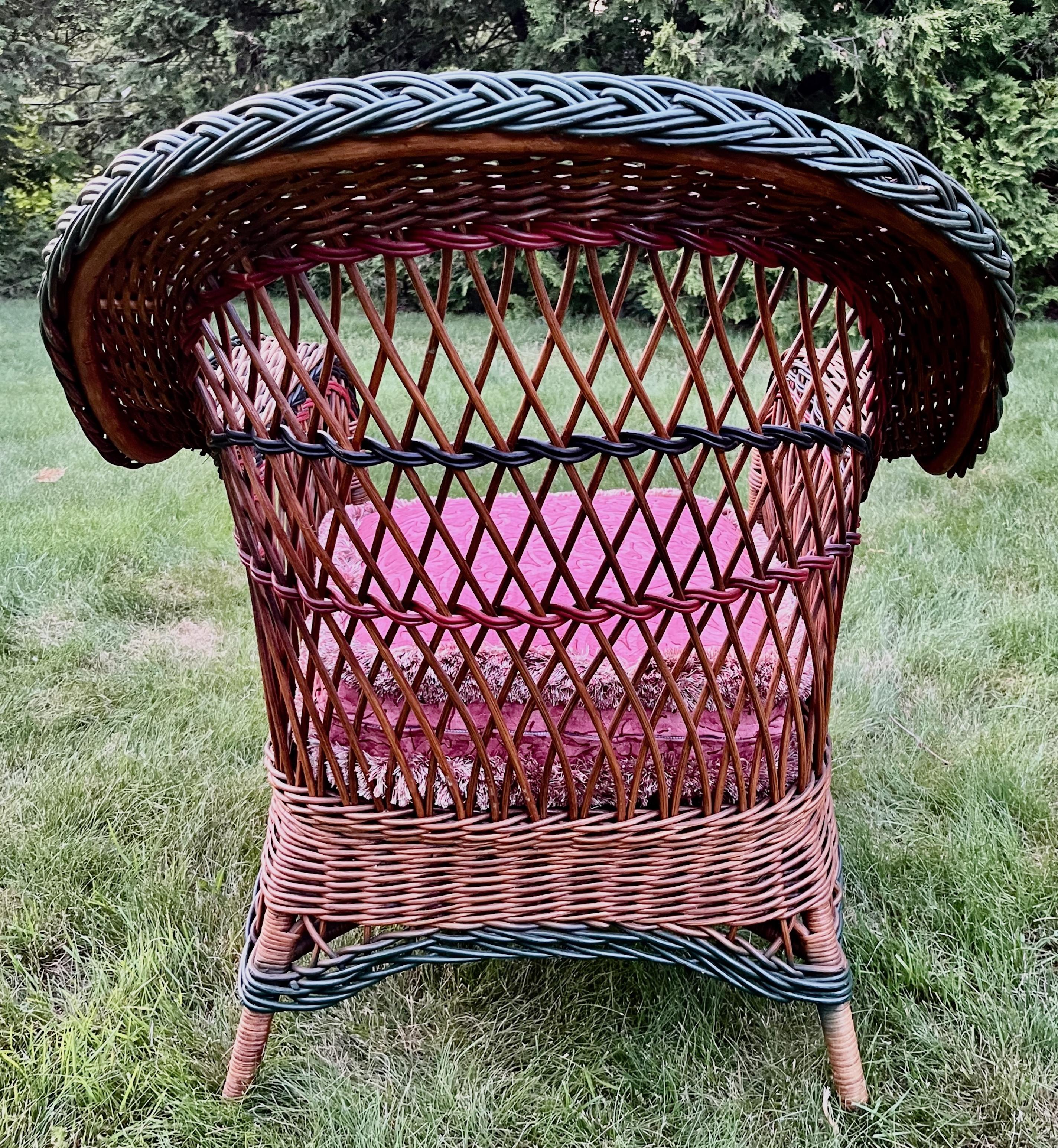 Ein großer Bar Harbor Stil Wicker Arm Stuhl (Handgewebt) im Angebot