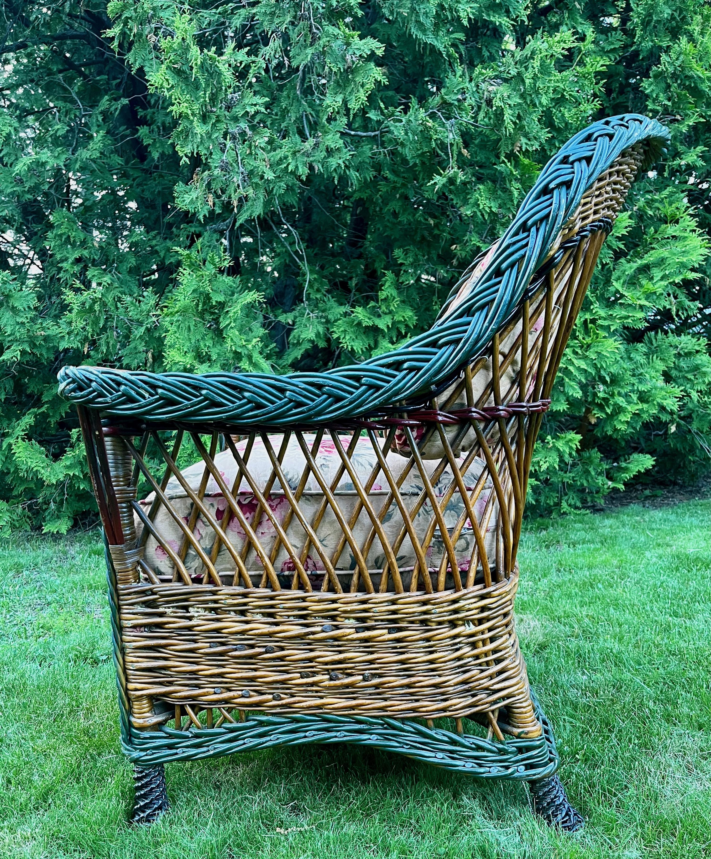 Américain Grande et belle chaise à accoudoirs de style Bar Harbor, tissée de manière complexe et avec une finition naturelle. en vente