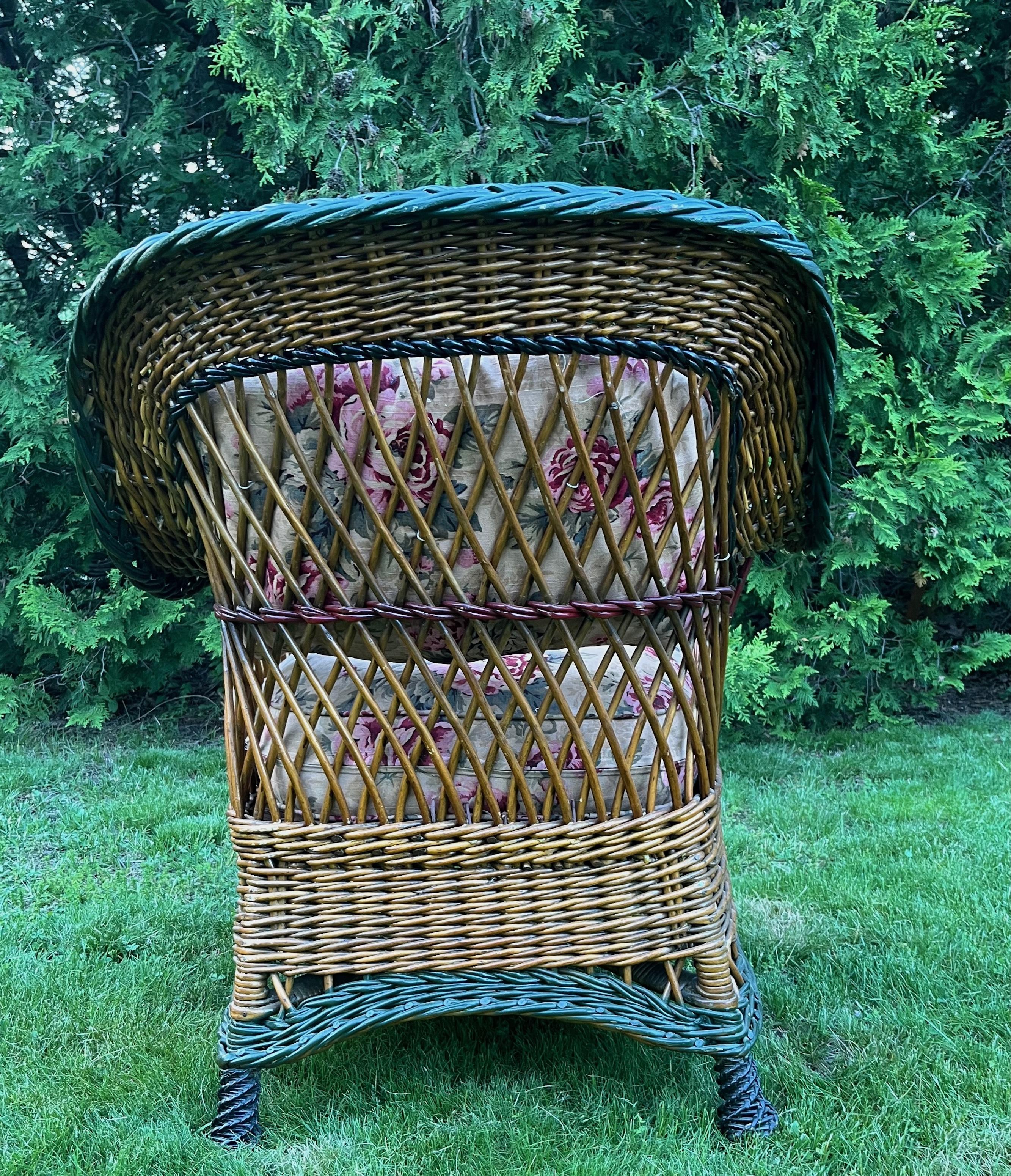 Tissé à la main Grande et belle chaise à accoudoirs de style Bar Harbor, tissée de manière complexe et avec une finition naturelle. en vente