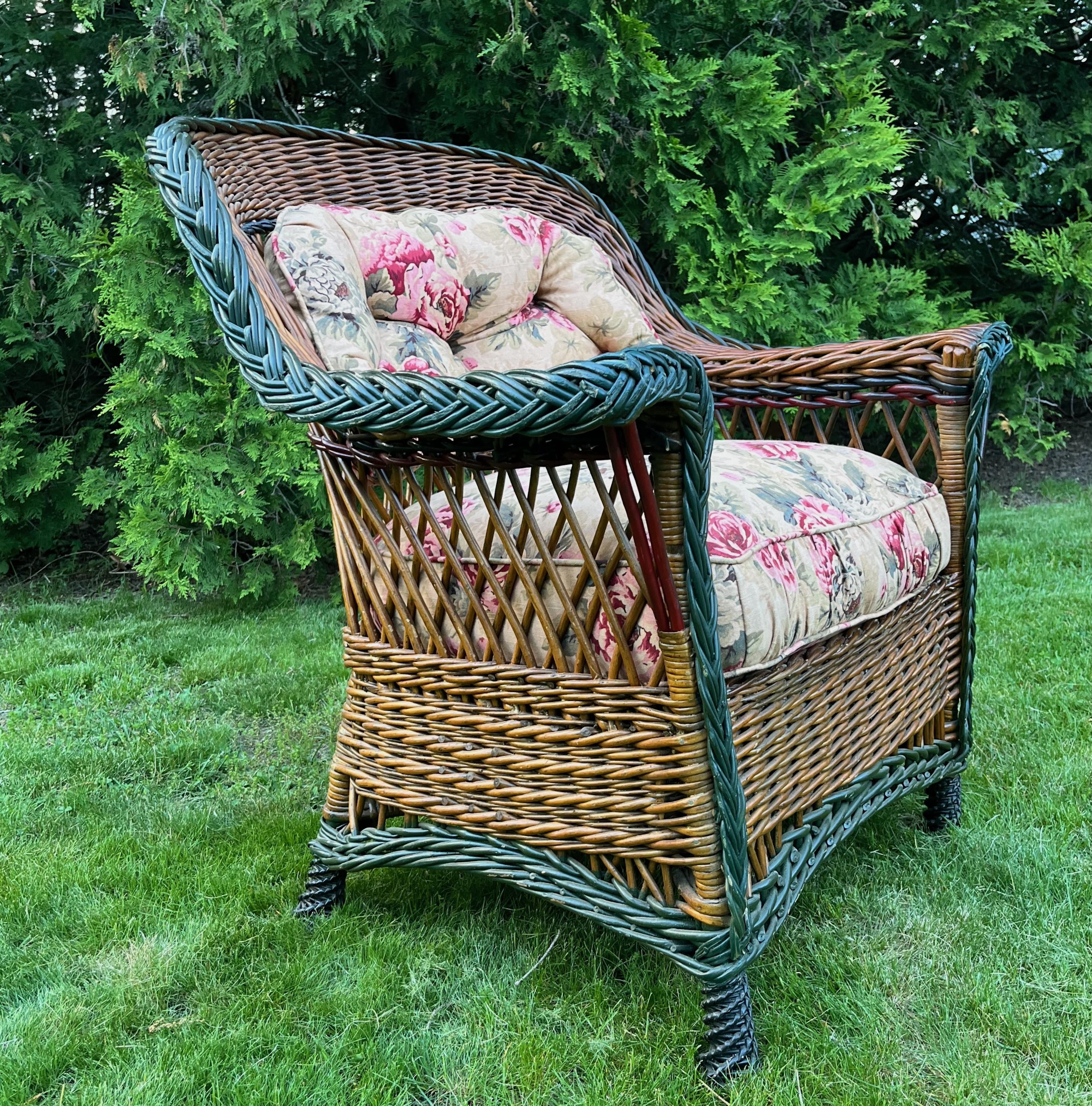 20ième siècle Grande et belle chaise à accoudoirs de style Bar Harbor, tissée de manière complexe et avec une finition naturelle. en vente