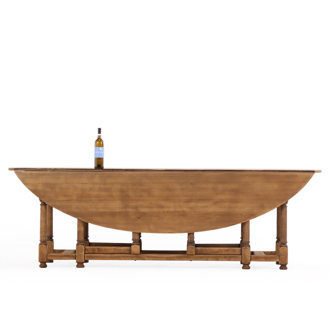 Belge Grande table à pieds en chêne belge sculpté, C.C. 1950. en vente