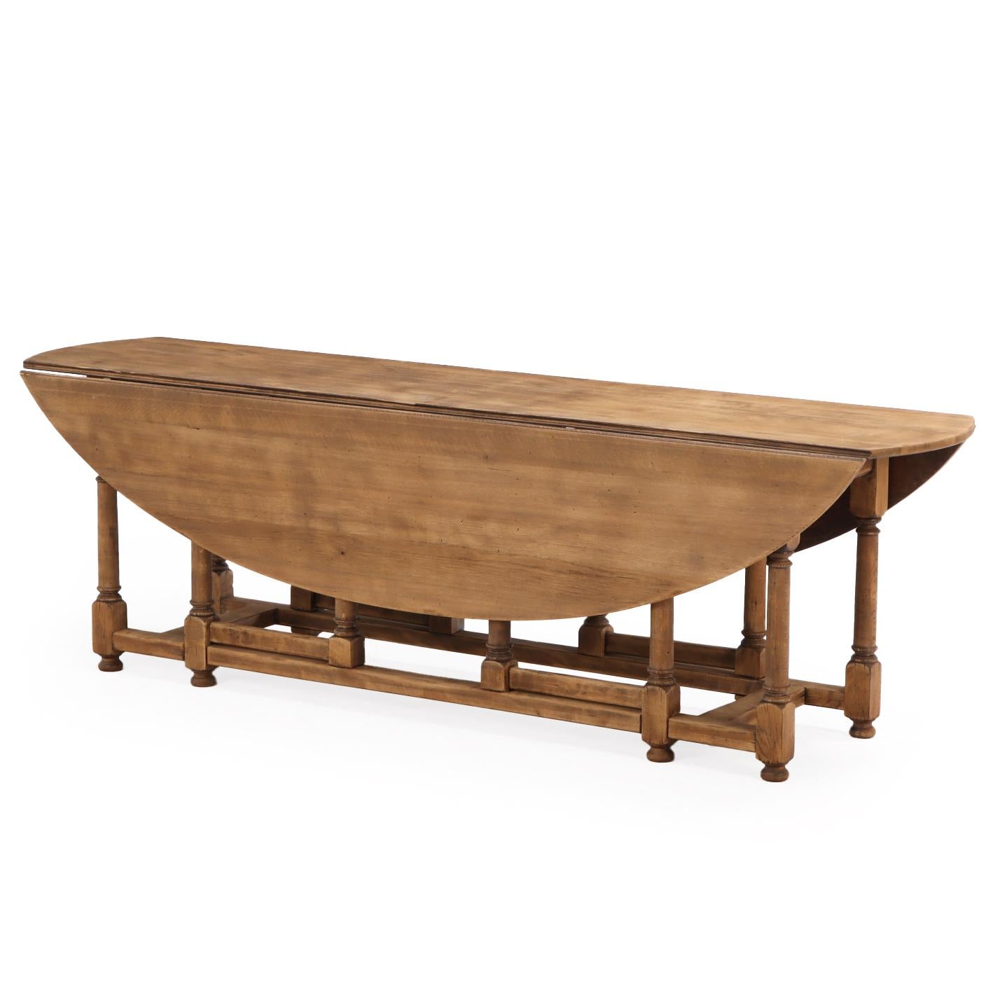 Sculpté Grande table à pieds en chêne belge sculpté, C.C. 1950. en vente