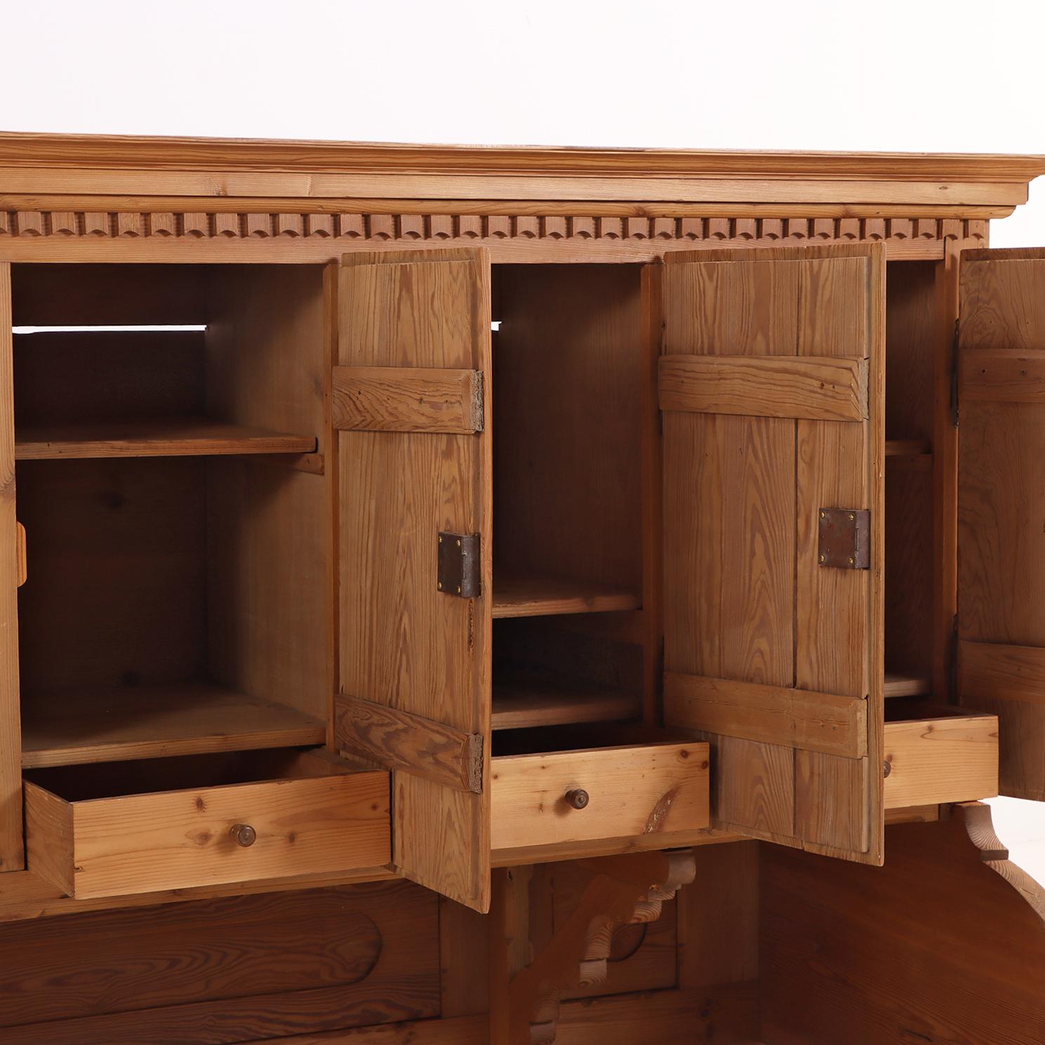 A Large Belgian Pitch Pine Cabinet, C. 1890. siglo XIX en venta