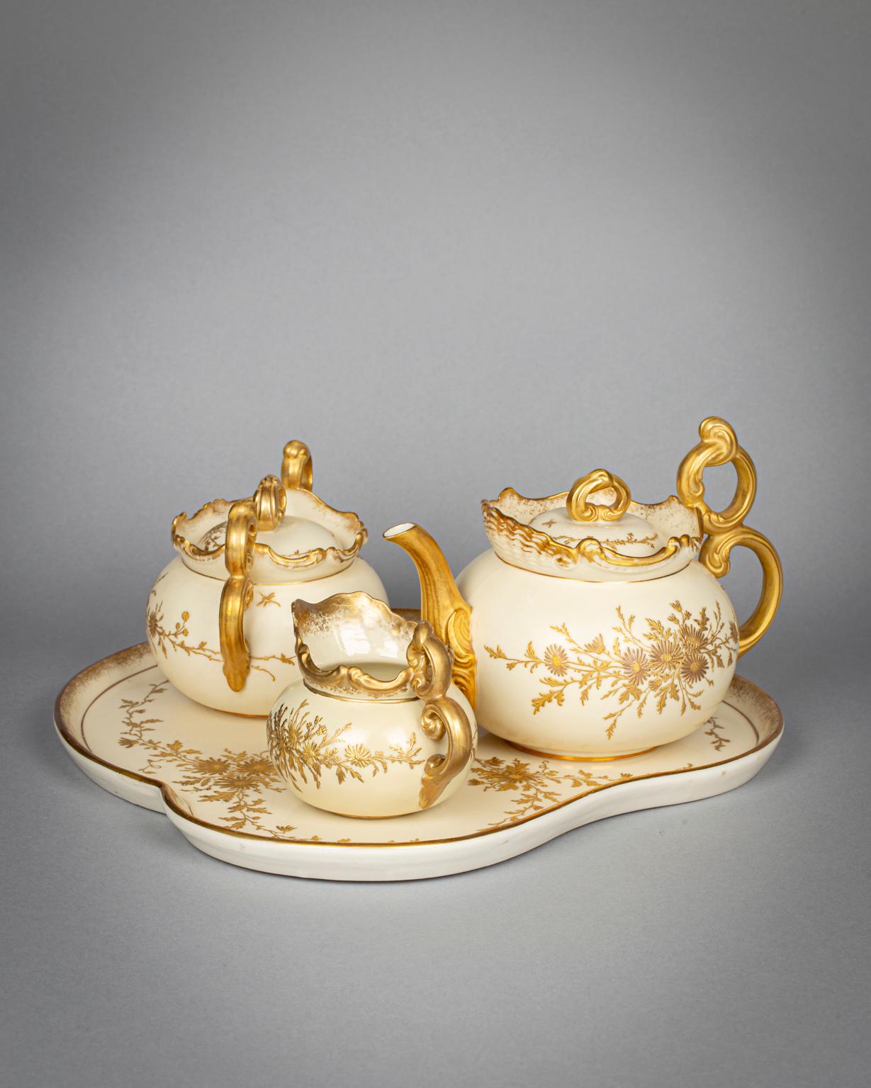 Composé d'un pot, d'un sucre, d'un crémier (restauré), de deux plateaux et de six tasses et soucoupes. Délicatement dorée sur fond ivoire.