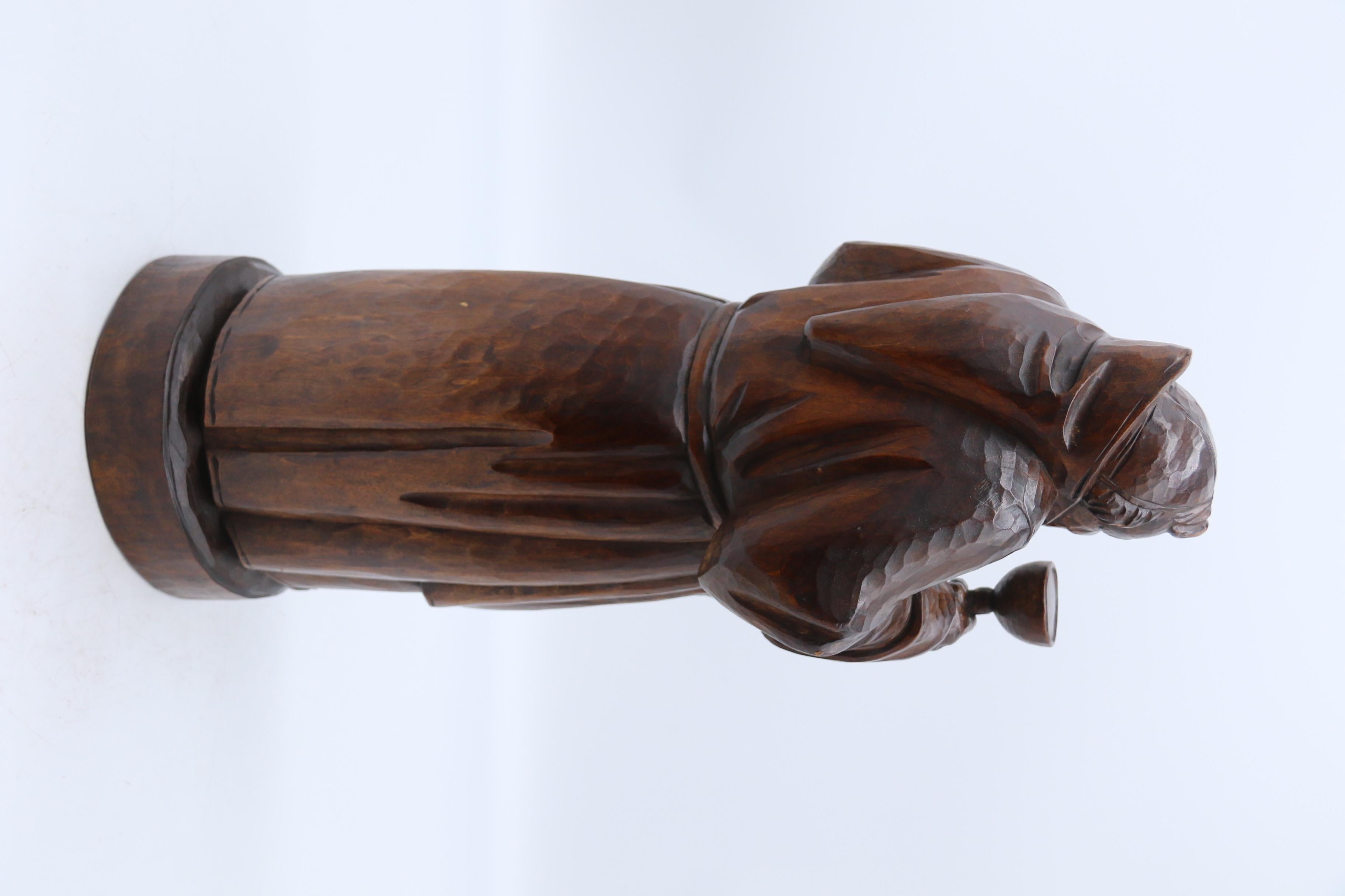 A Large Black Forest carved limewood study of a monk, Swiss, circa 1900 In Good Condition For Sale In Central England, GB