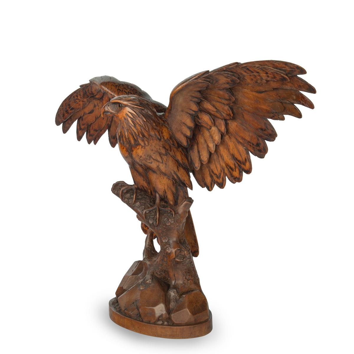 Suisse Grande sculpture en bois de noyer de Black Forest représentant un aigle en vente