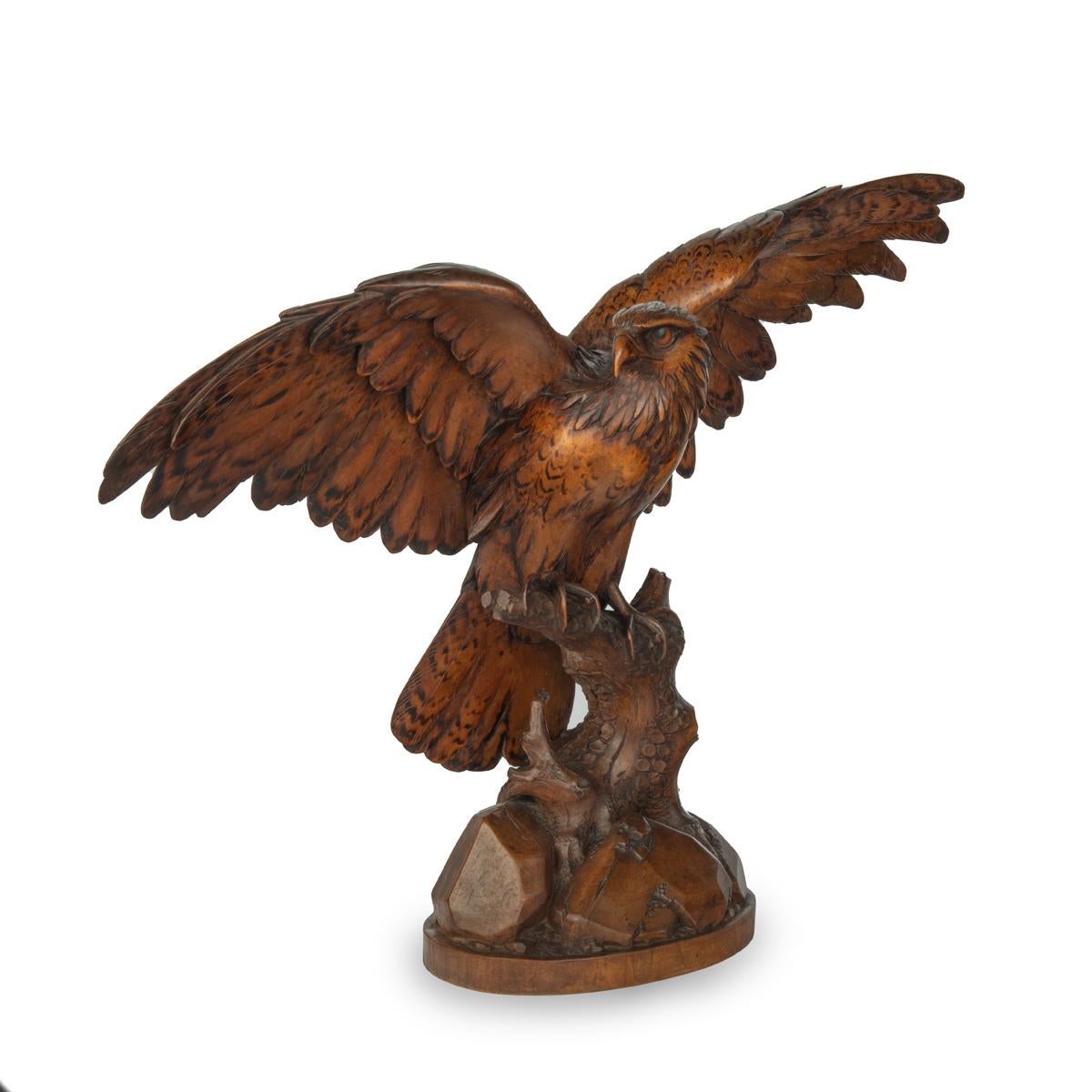 A large Black Forest walnut wooden carving of an eagle In Good Condition For Sale In Lymington, Hampshire