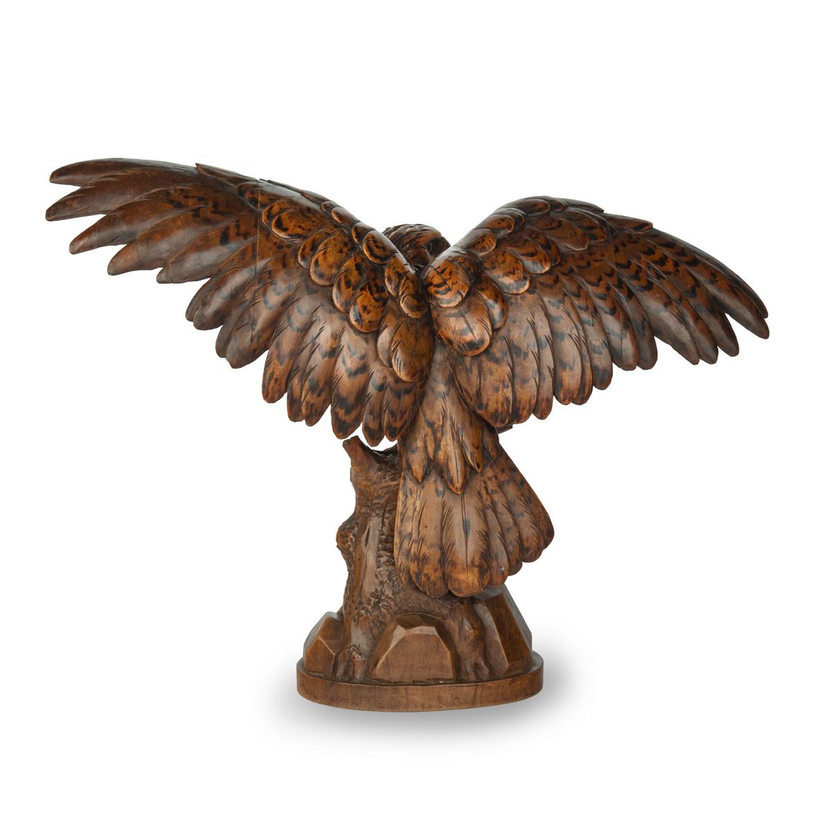 XIXe siècle Grande sculpture en bois de noyer de Black Forest représentant un aigle en vente