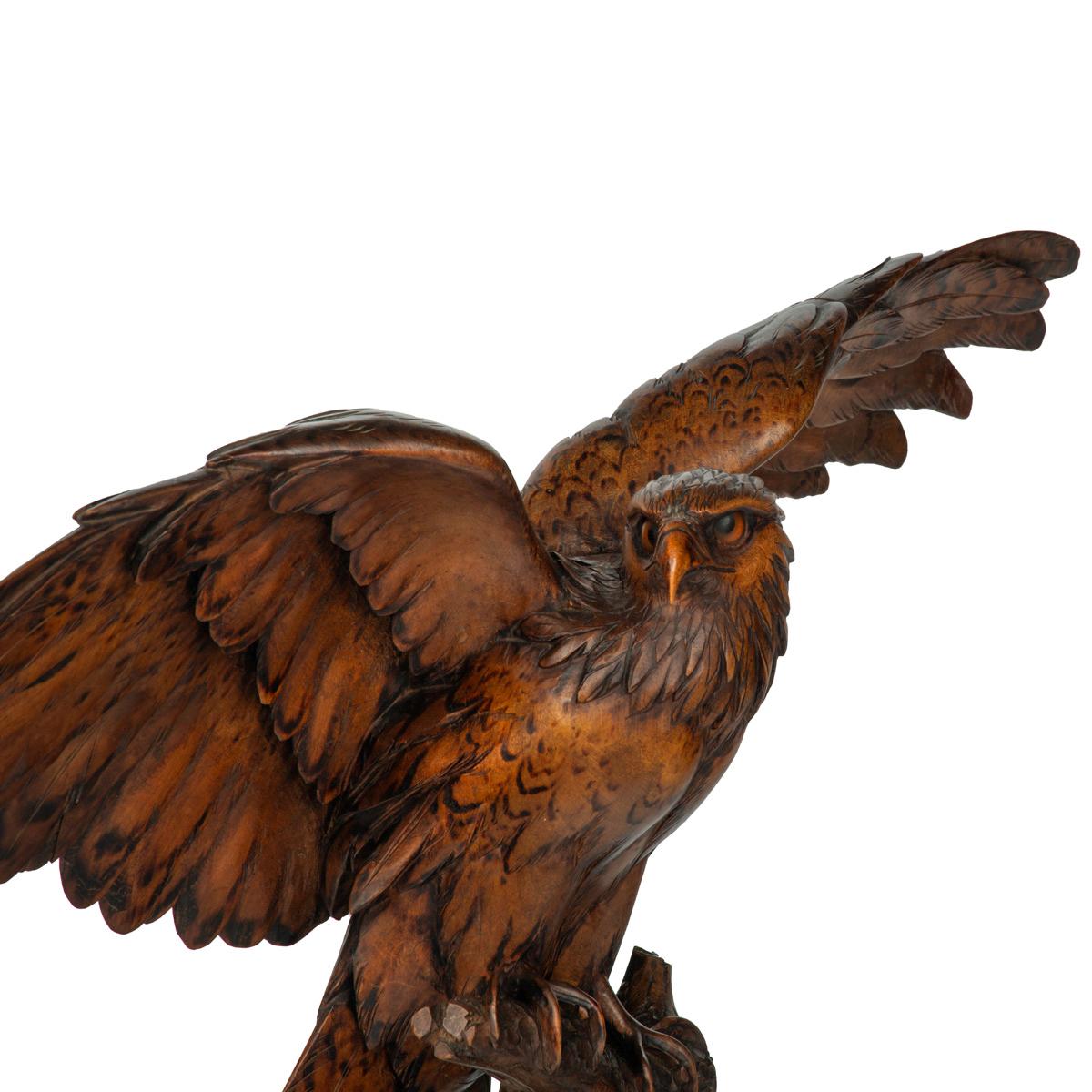 Noyer Grande sculpture en bois de noyer de Black Forest représentant un aigle en vente