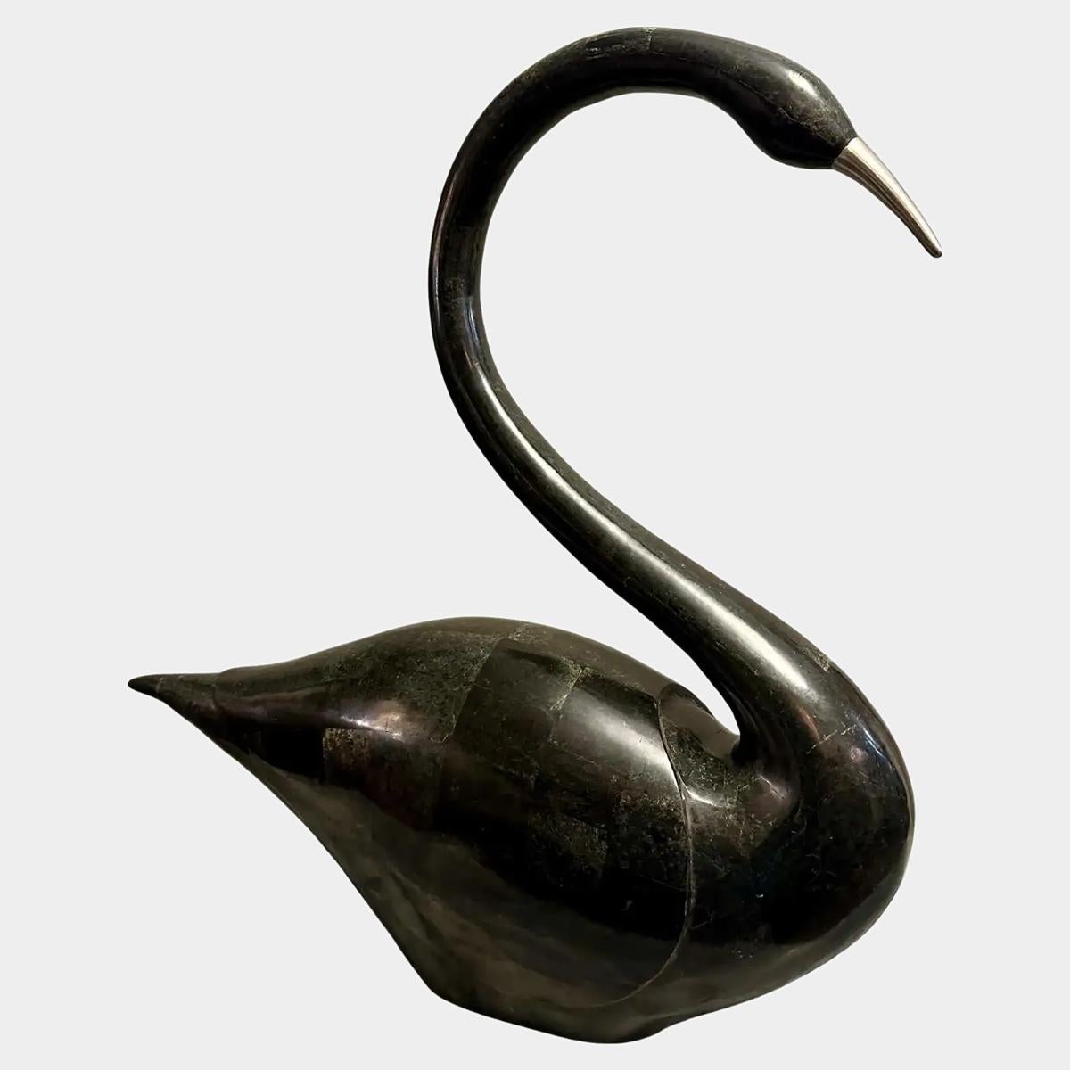 Un grande cigno stilizzato in marmo tassellato di Maitland Smith. Il marmo nero utilizzato per ricoprire il corpo con accenni di grigio. La banconota di ottone è intatta. In buona forma e proporzioni.