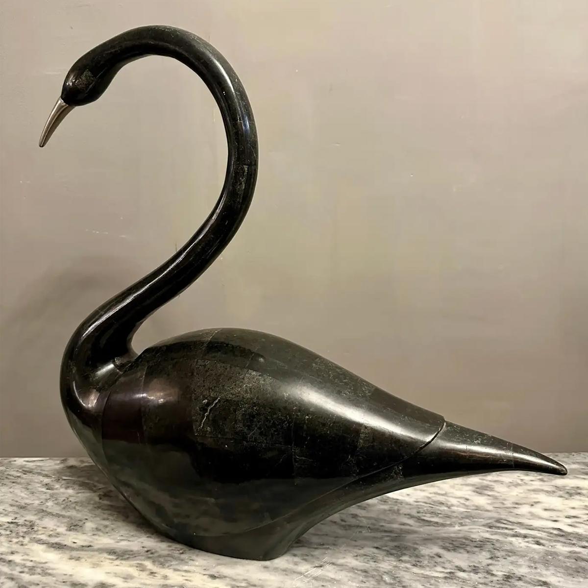 Un grande cigno di marmo nero di Maitland Smith in vendita 1