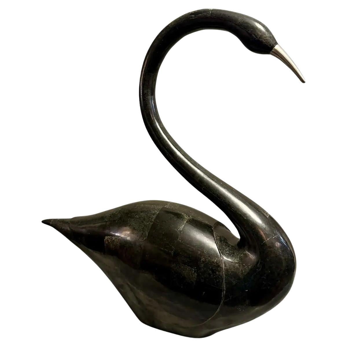 Un grande cigno di marmo nero di Maitland Smith