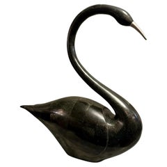 Ein großer schwarzer Marmorschwan von Maitland Smith