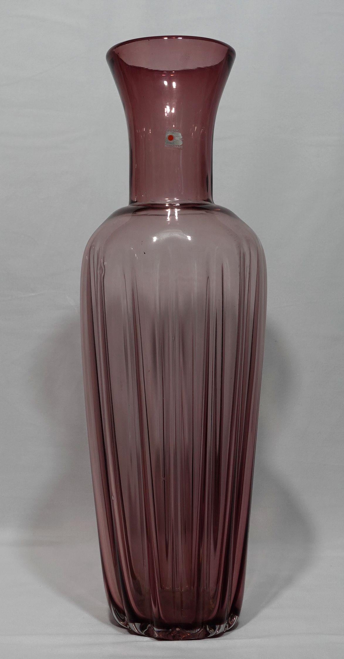 Grand vase en verre violet strié soufflé à la main par Blenko, Milton, Virginie-Occidentale, c.C. 1970

Magnifique grand vase côtelé soufflé à la main par Blenko. L'effet nervuré ajoute beaucoup de profondeur à ce vase, de même que les différents