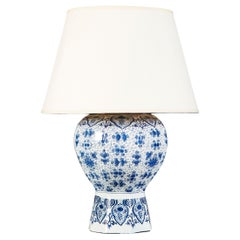 Große blau-weiße Delft-Vase als Lampe