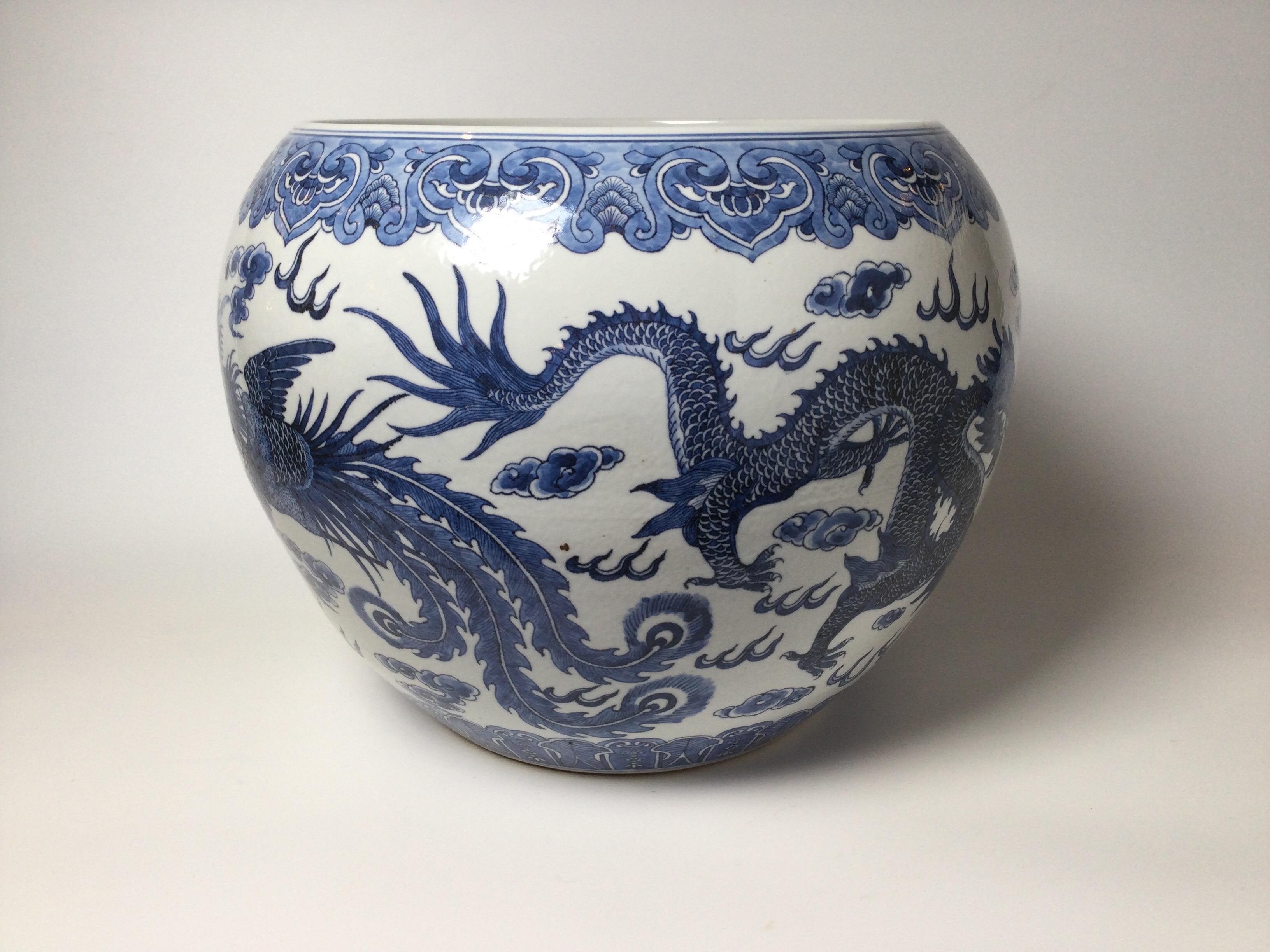 Großes blau-weißes Jardinière Pflanzgefäß mit Drache und Phoenix-Vogel (Chinesischer Export) im Angebot