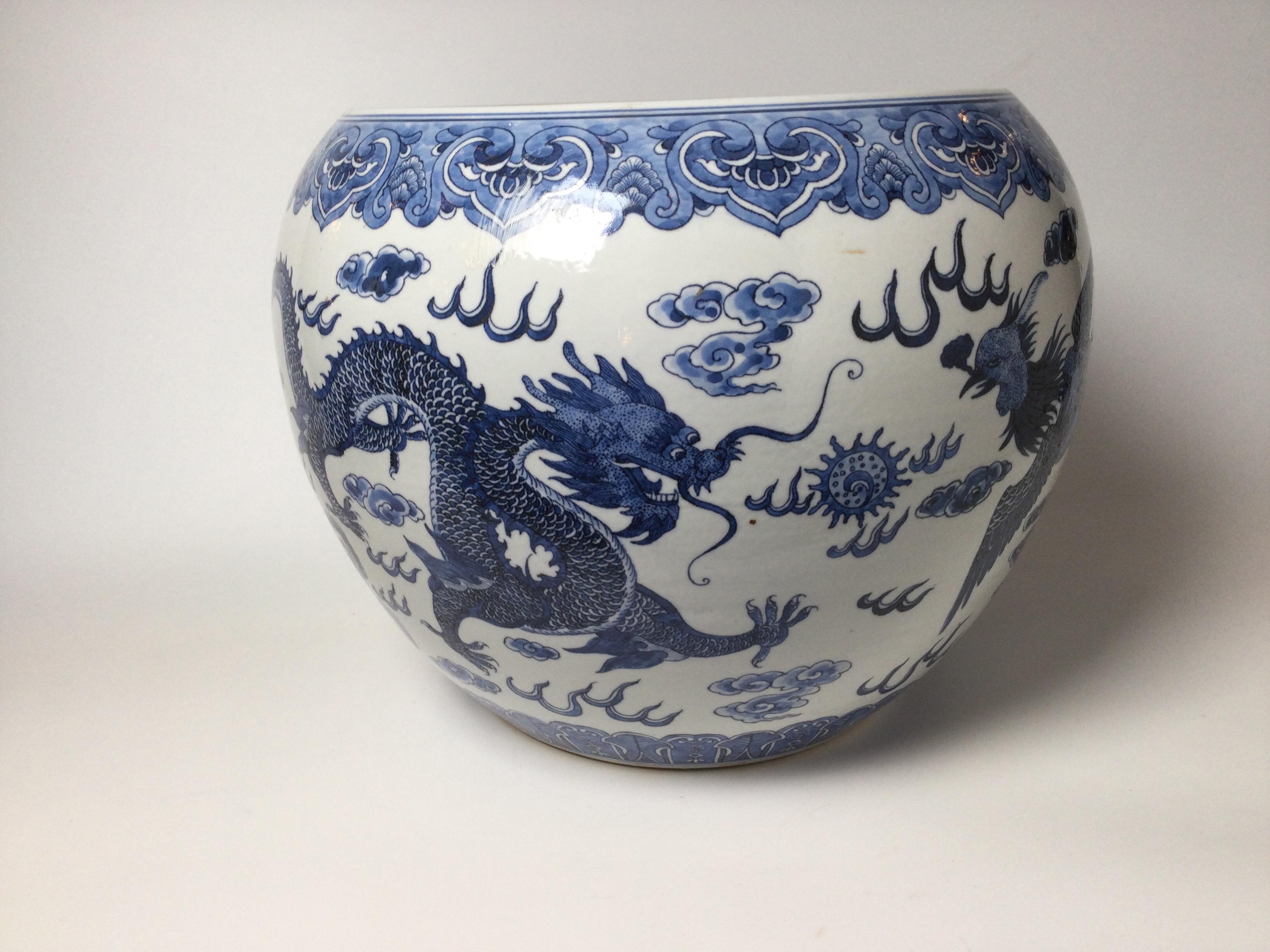 Chinois Grande jardinière bleue et blanche avec dragon et oiseau Phoenix en vente