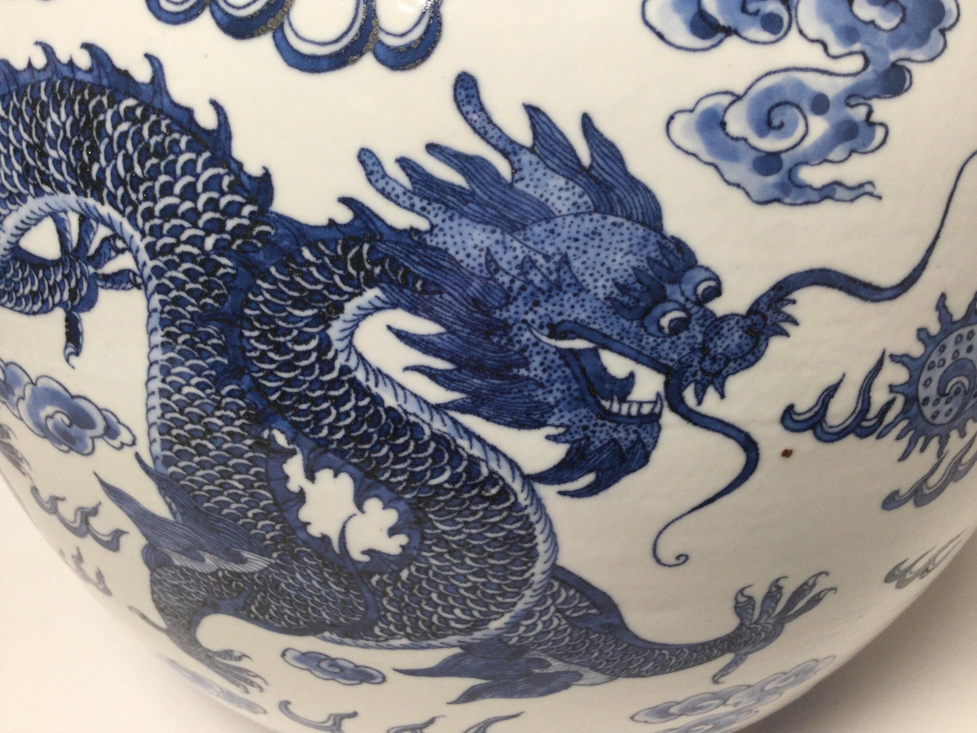 Peint à la main Grande jardinière bleue et blanche avec dragon et oiseau Phoenix en vente
