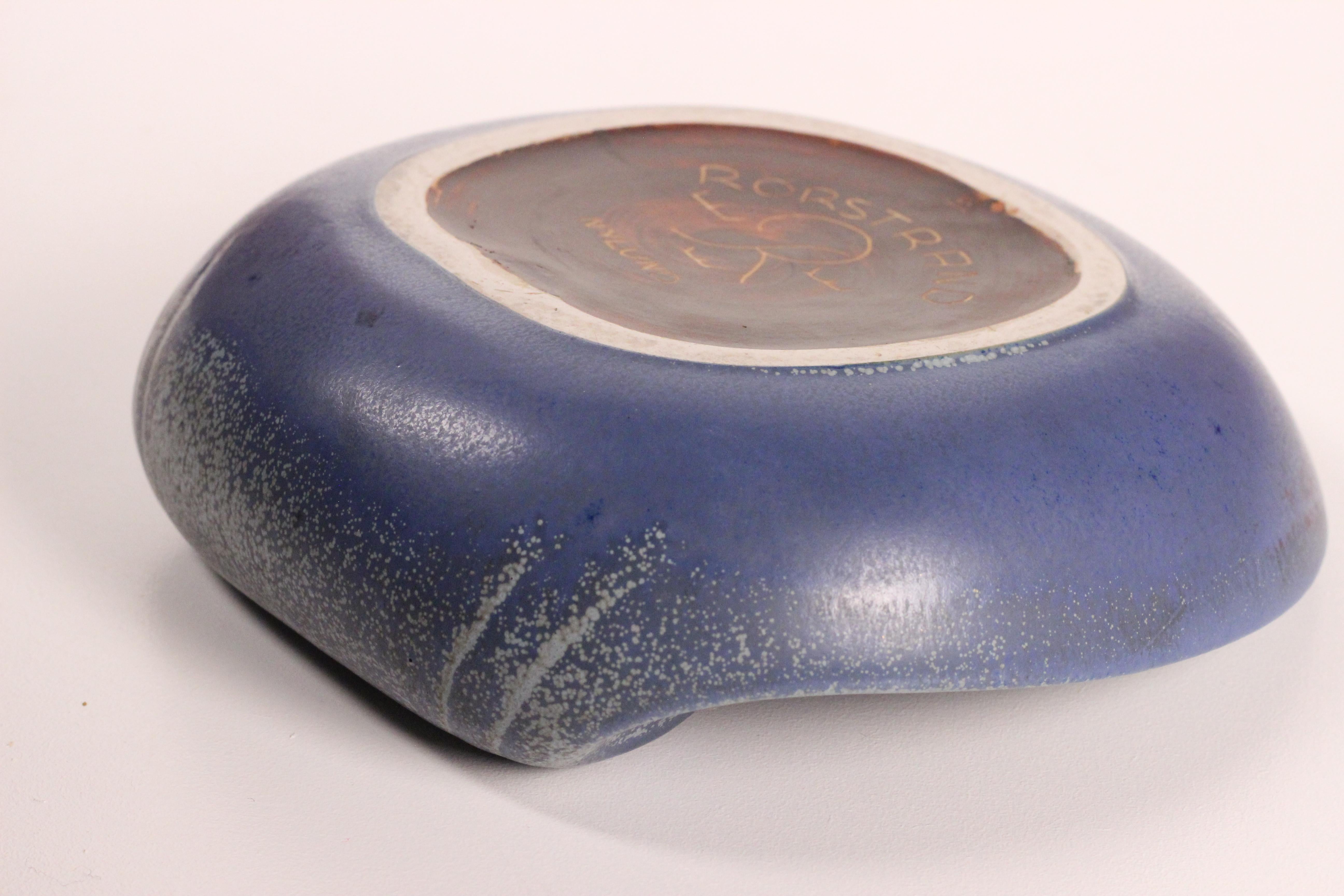 A large blue ashtray by Rörstrand, Sweden, 1950s. Designed by Gunnar Nylund For Sale 3