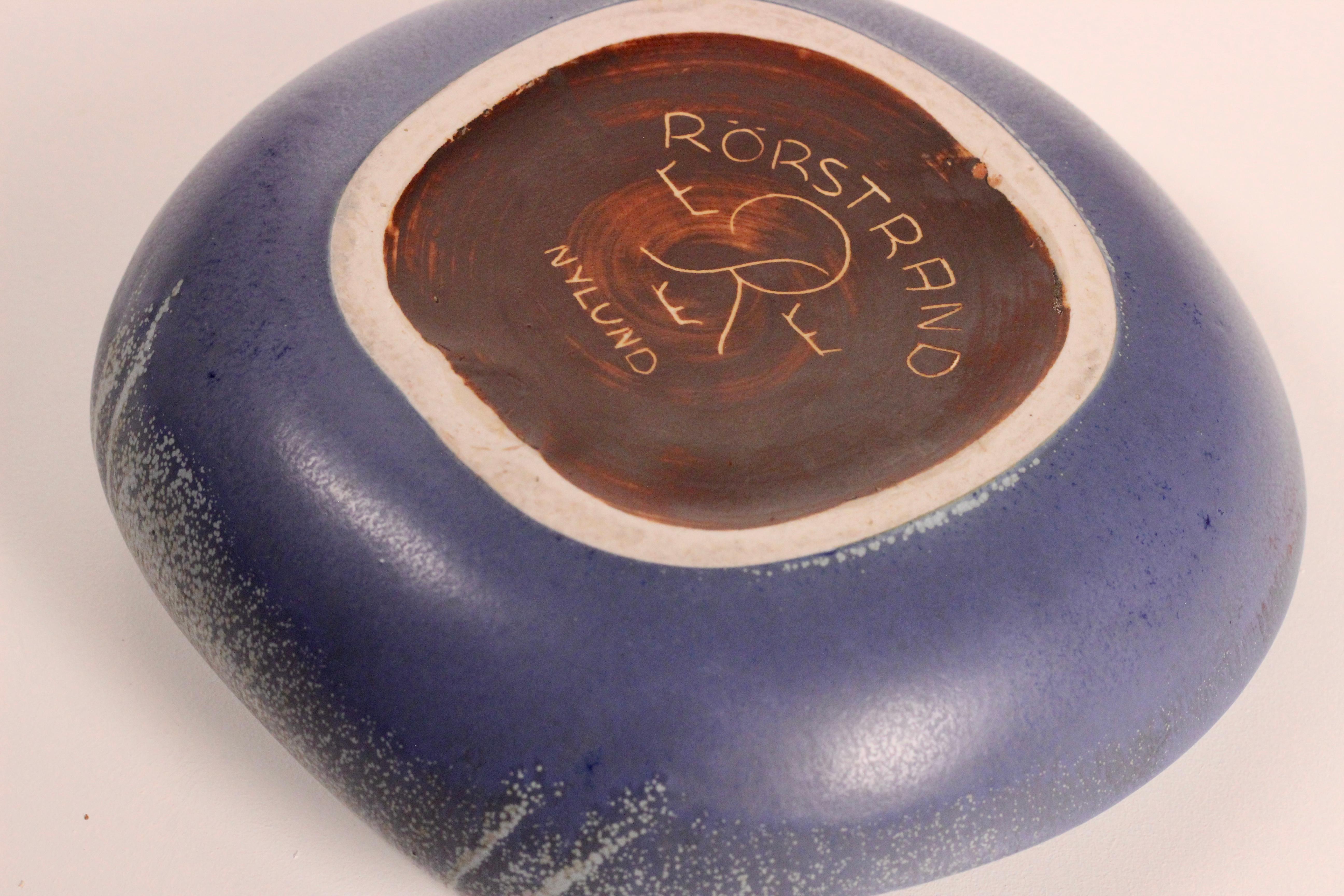 A large blue ashtray by Rörstrand, Sweden, 1950s. Designed by Gunnar Nylund For Sale 4